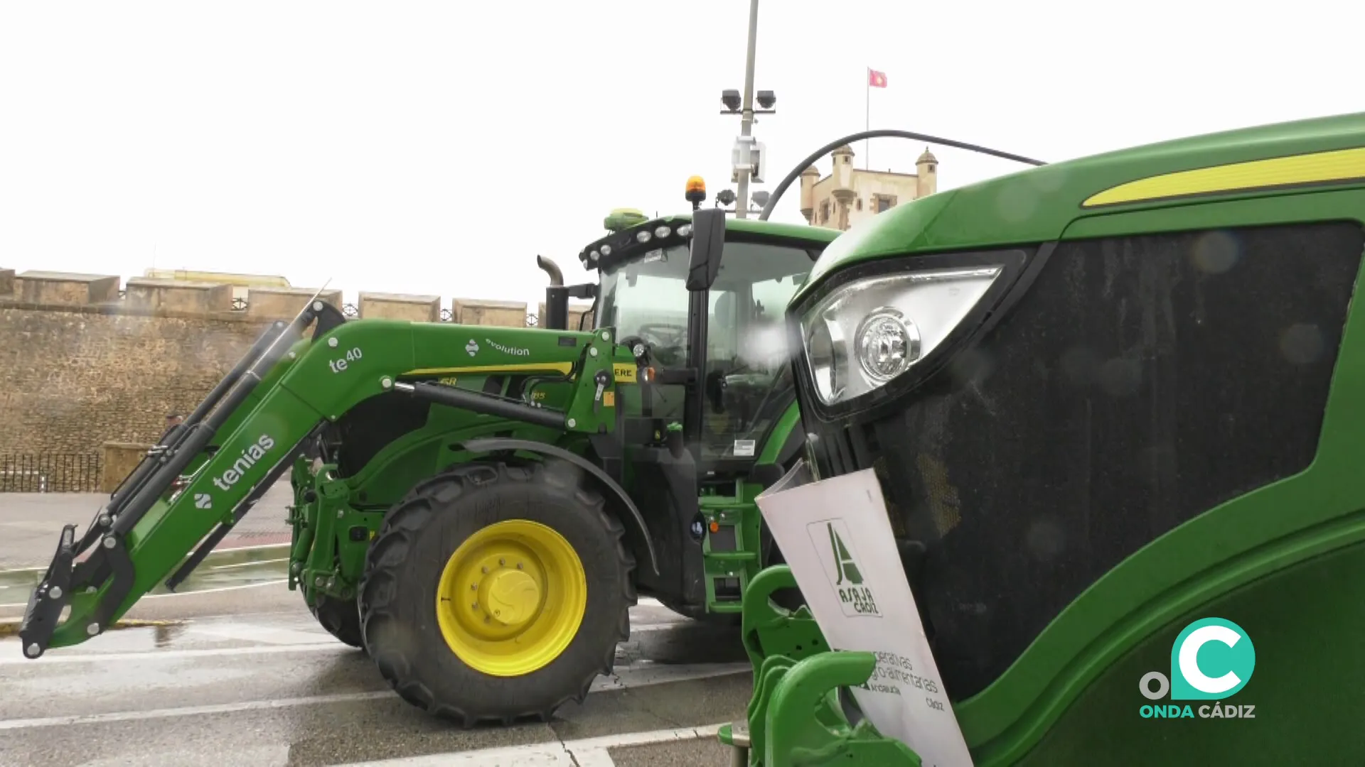 Maquinaria agrícola durante el acto de protesta de este jueves en la capital gaditana