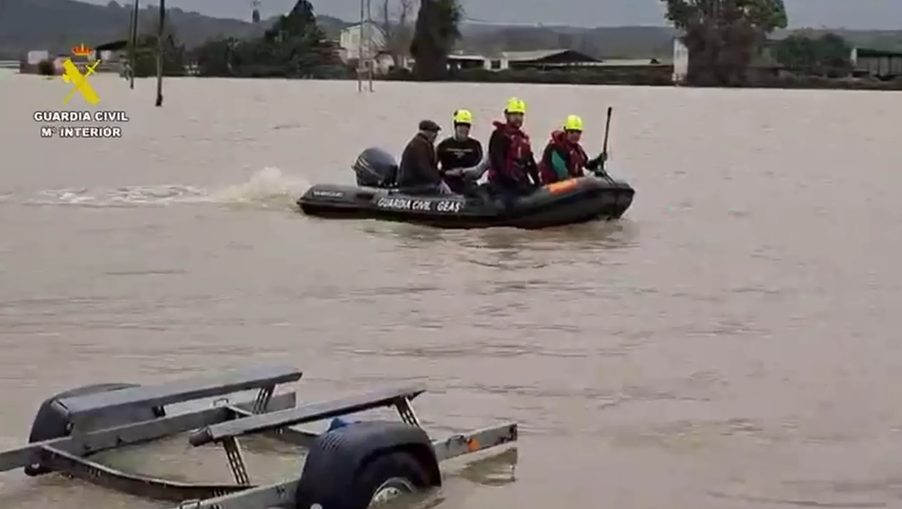 Lancha de rescate de la Guardia Civil interviniendo en una de las zonas inundadas del municipio jerezano