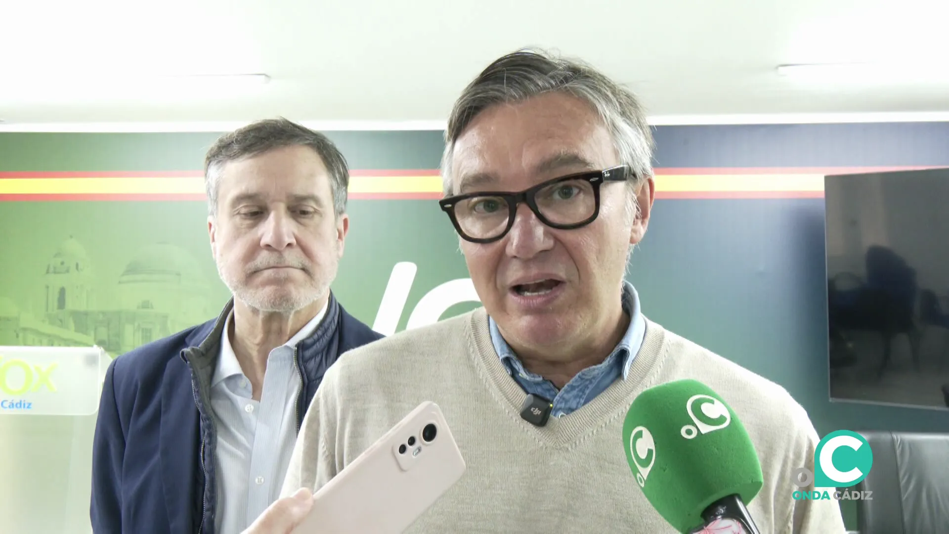  El portavoz del Grupo Parlamentario Vox en Andalucía atiende a los medios en la sede de la capital gaditana