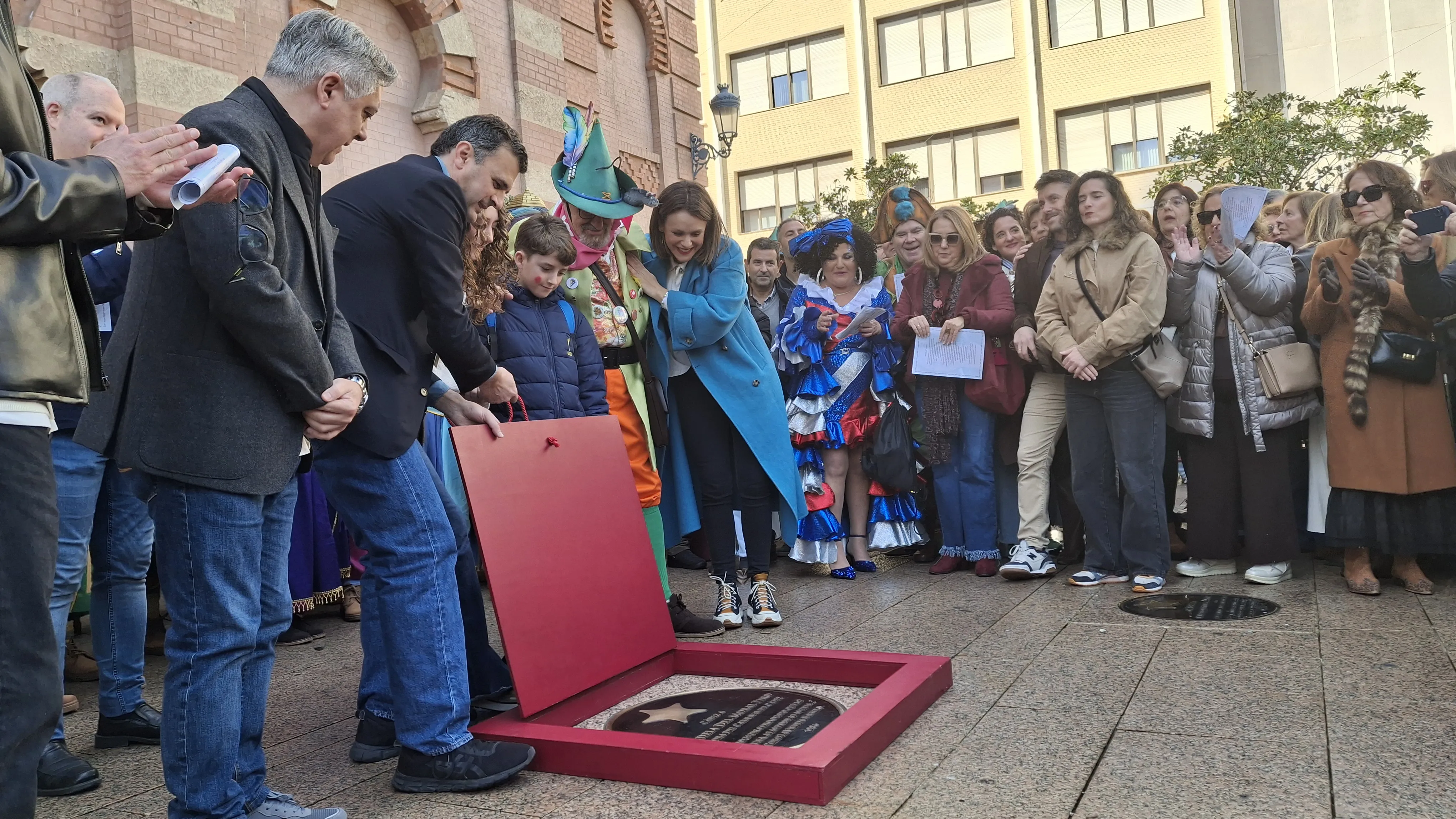 Momento del descubrimiento de la estrella en la plaza Fragela.