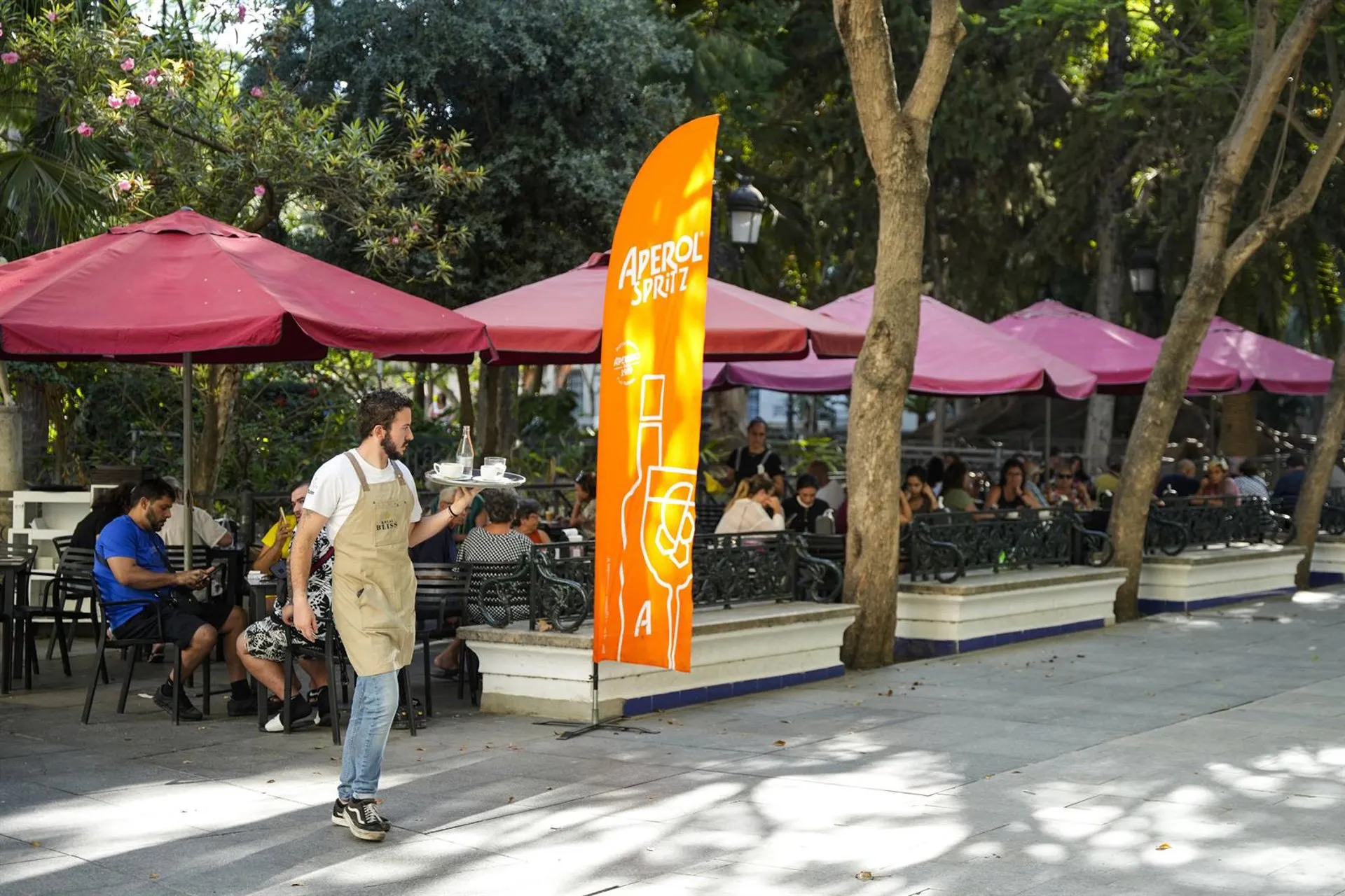 Un trabajador de hostelería en la capital gaditana