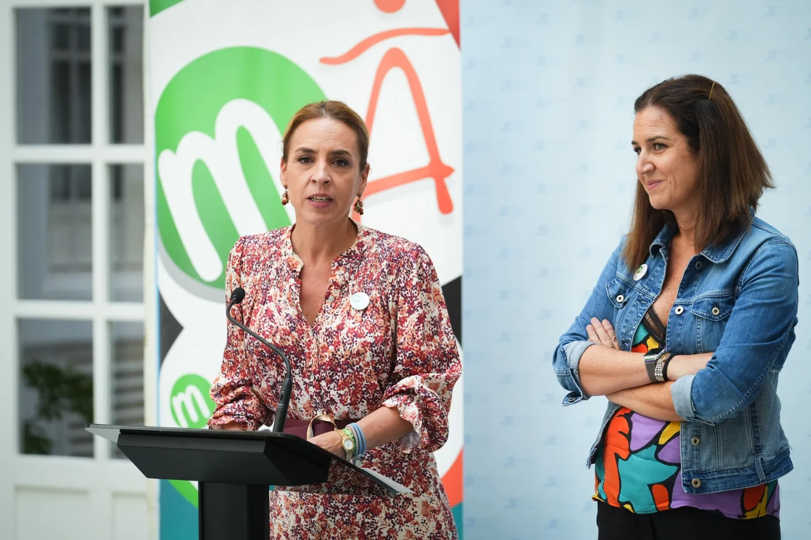 La presidenta de la Diputación de Cádiz, Almudena Martínez, junto a la diputada responsable del Área de Servicios Sociales, Familias e Igualdad, Paula Conesa.