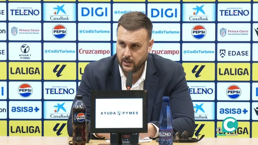 Juan Cala durante su intervención en la sala de prensa del Nuevo Mirandilla 