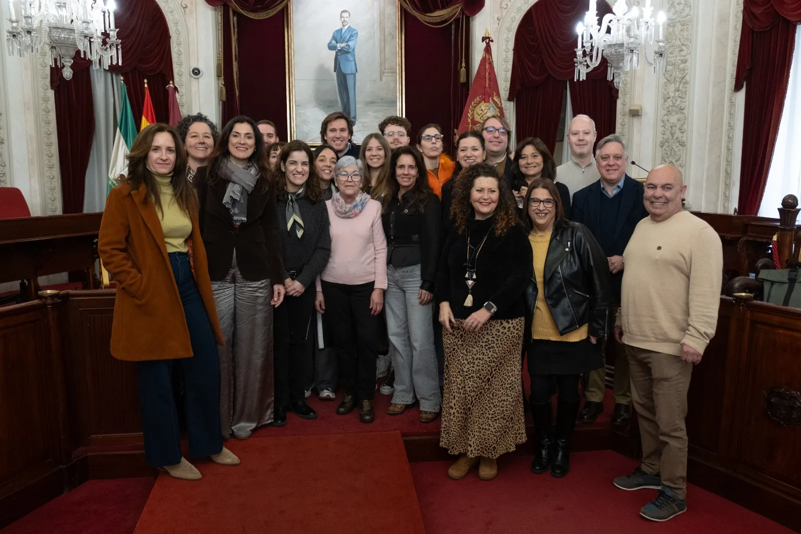 Autoridades y participantes en el acto en el Salón de Plenos del Ayuntamiento de Cádiz
