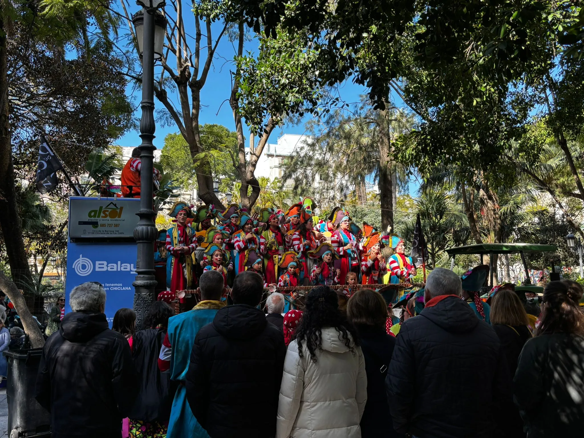 El aspecto que presenta la plaza de Mina este domingo.