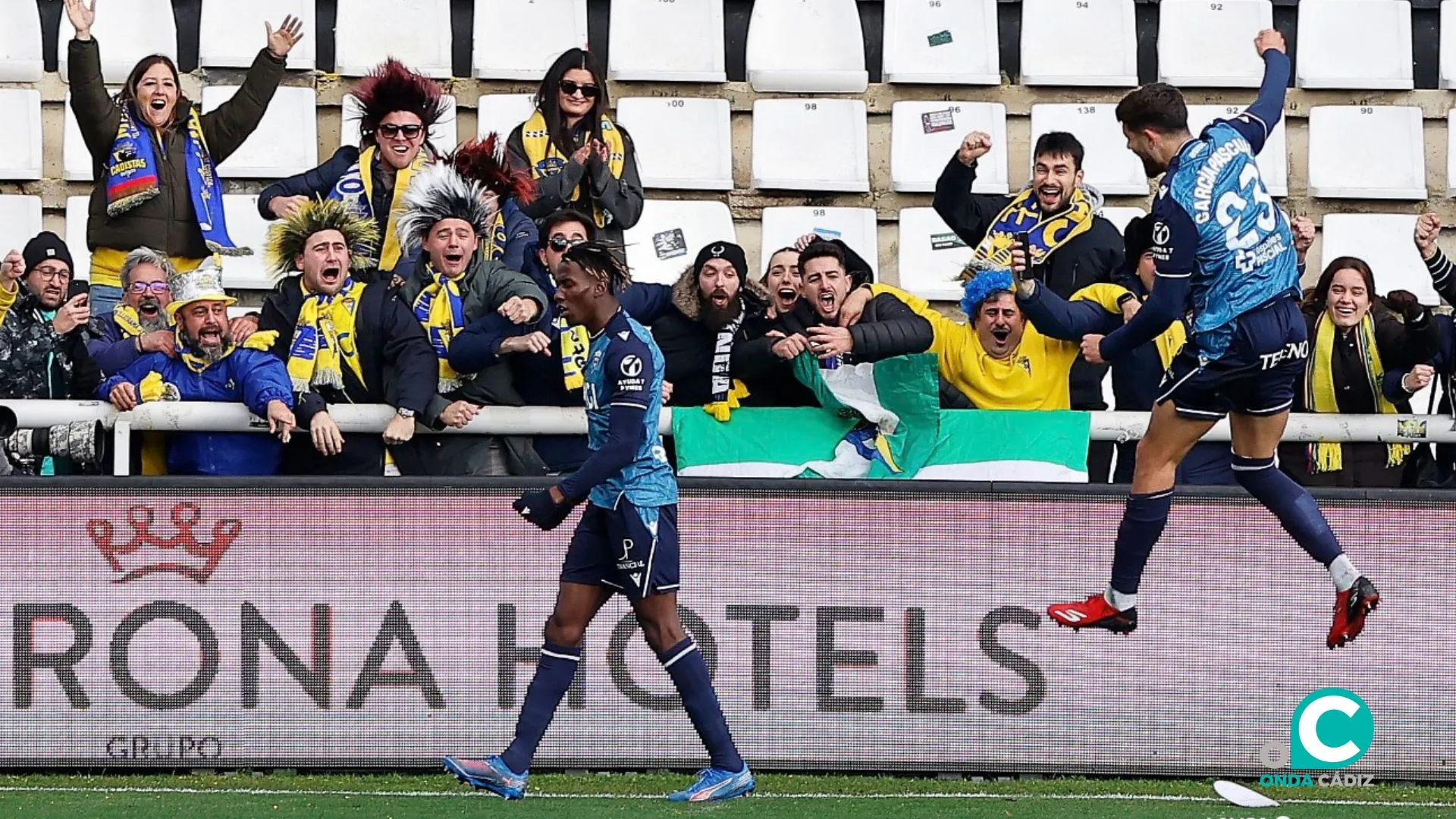 Dawda celebra el tanto inicial con los aficionados cadistas (Foto: La Liga)