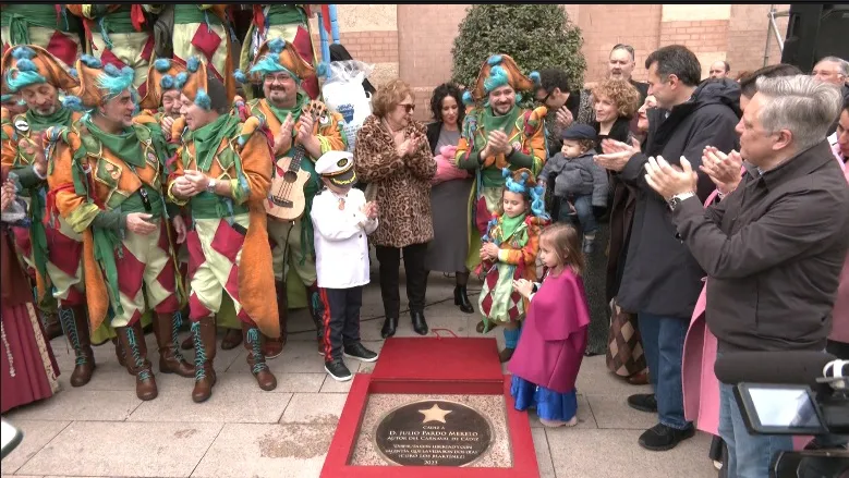 El Ayuntamiento, junto a su familia, han descubierto esta placa junto al Gran Teatro Falla