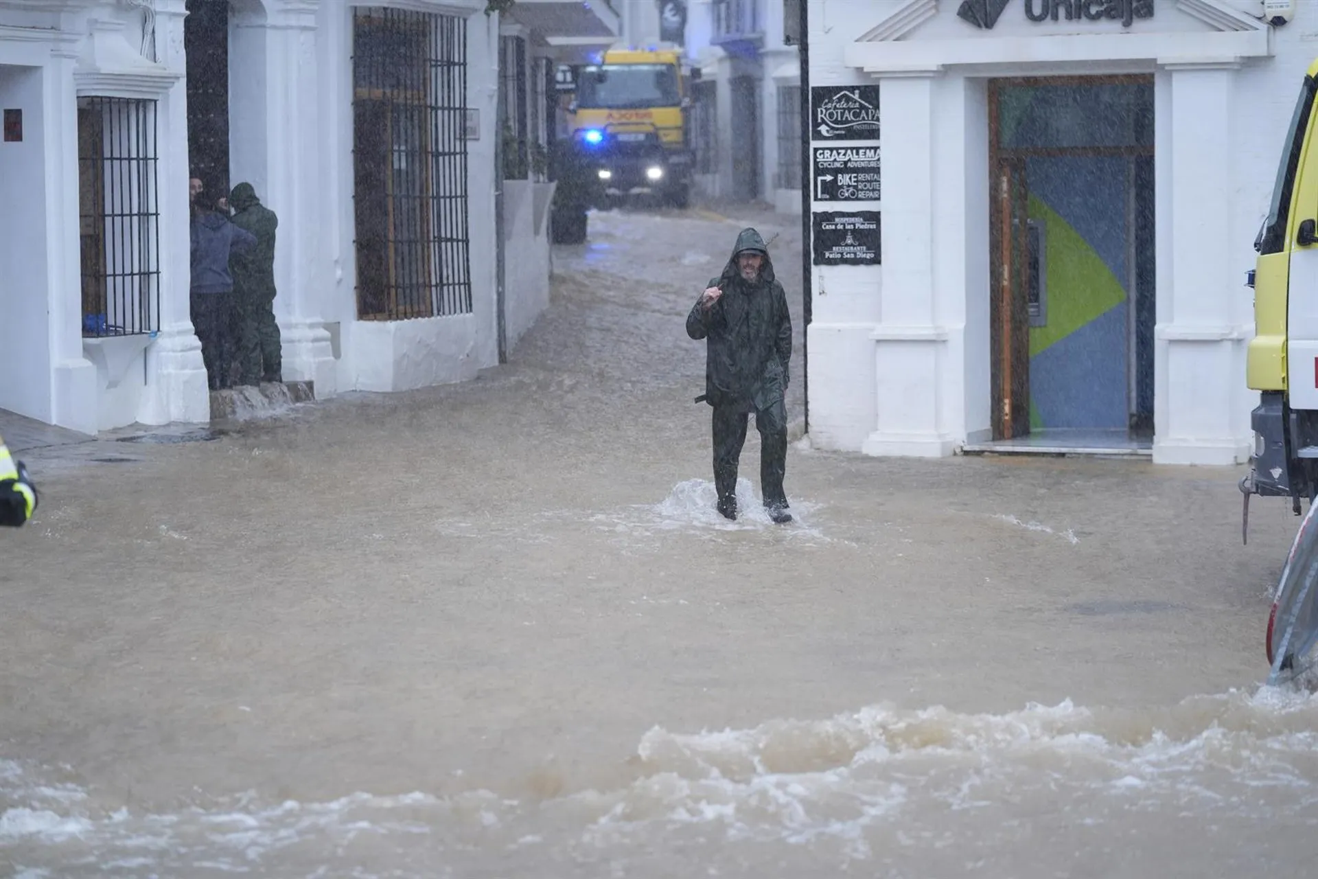Aspecto de una calle inundada de la localidad serrana