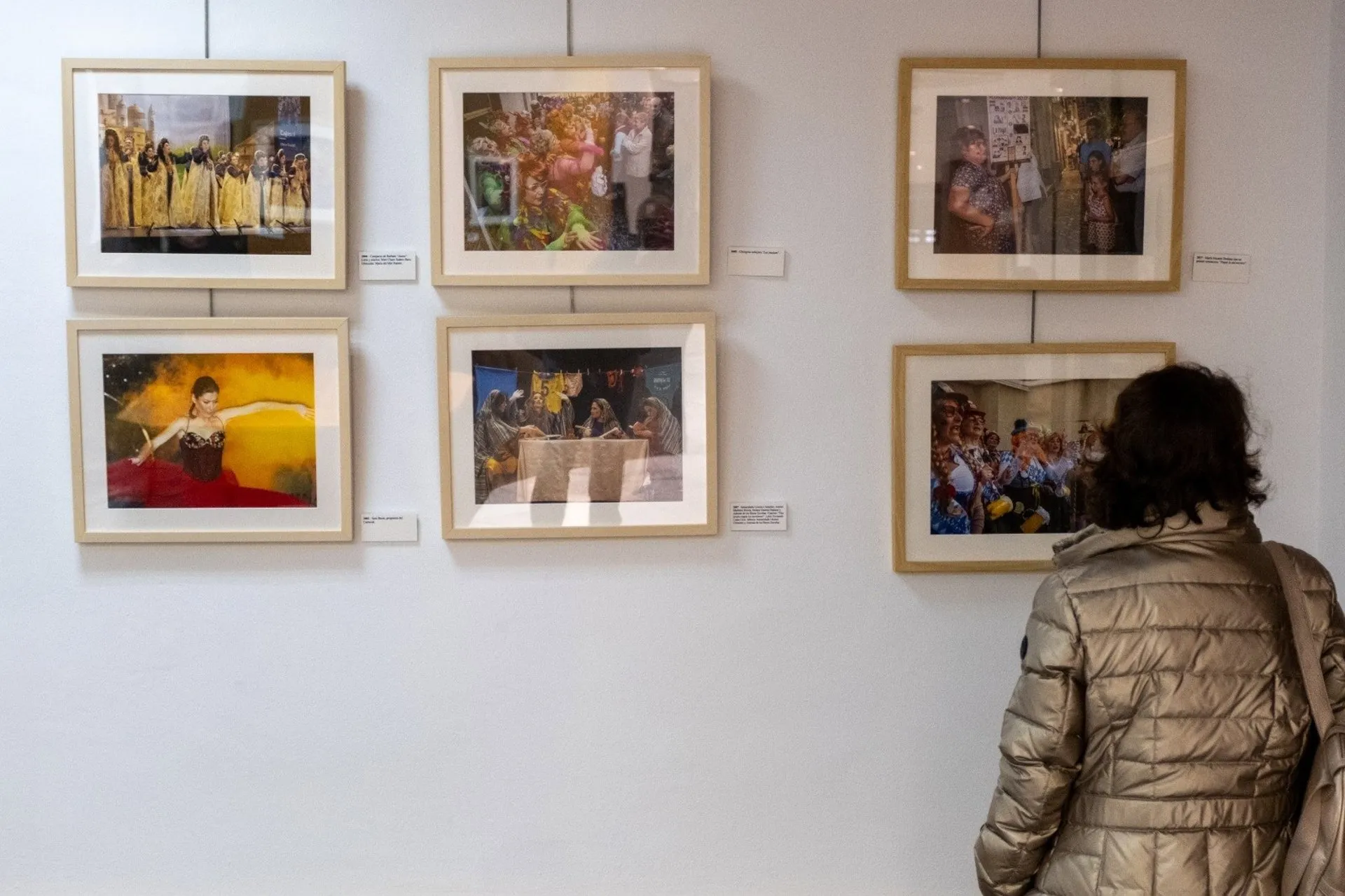 Una visitante observa alguna de las creaciones que ofrecer la colección