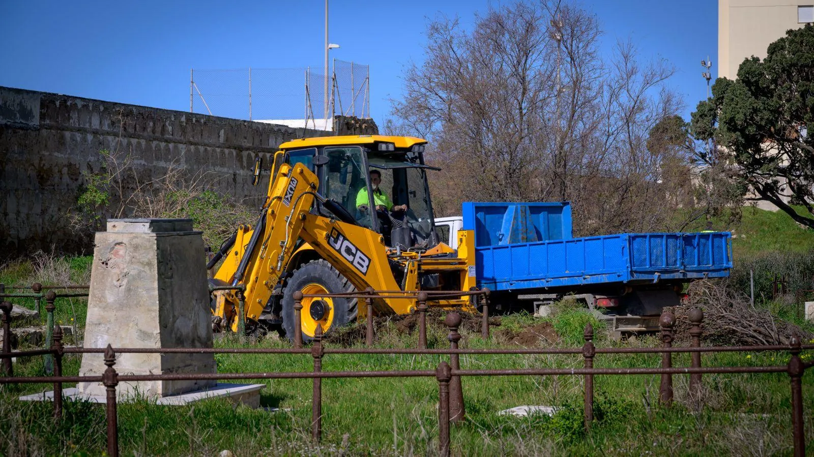 Maquinaria en funcionamiento dentro de las actuaciones en el antiguo camposanto 