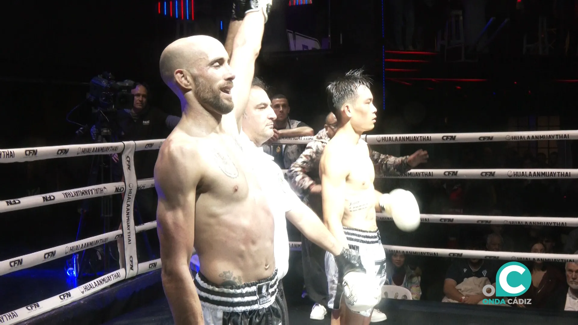 Carlos Coello, en el momento de proclamarse vencedor del combate. 