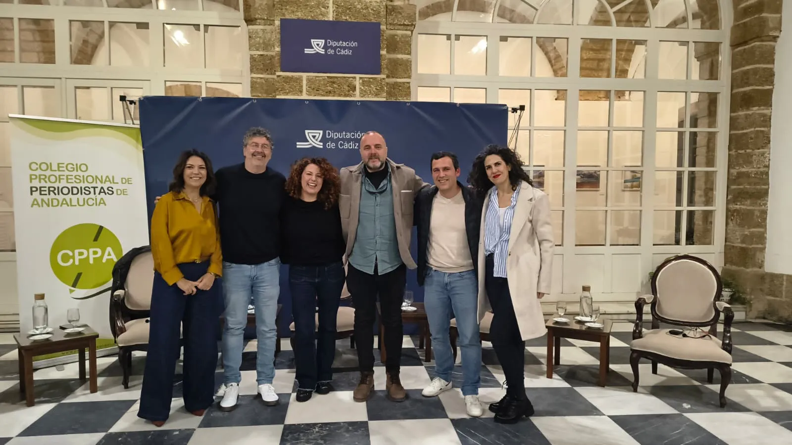 Los invitados al foro antes de comenzar la cita