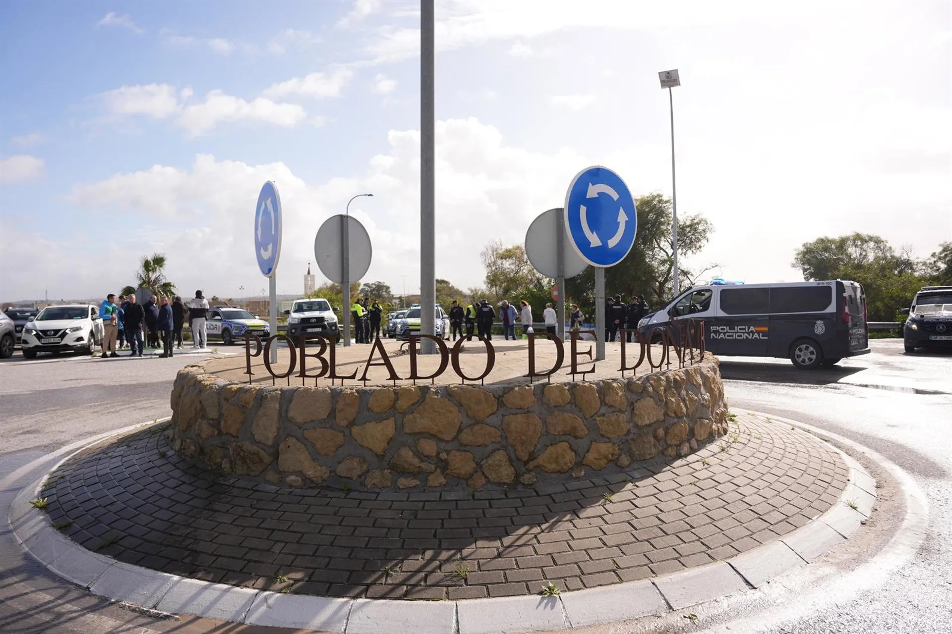 Vecinos desalojados del Poblado de Doñablanca regresan a sus casas para recoger enseres personales y volver a salir.