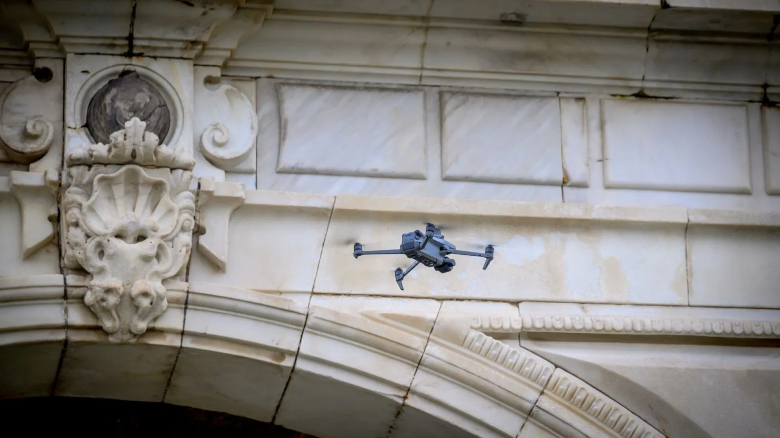 Uno de los aparatos con RTK sobrevolando el espacio arquitectónico