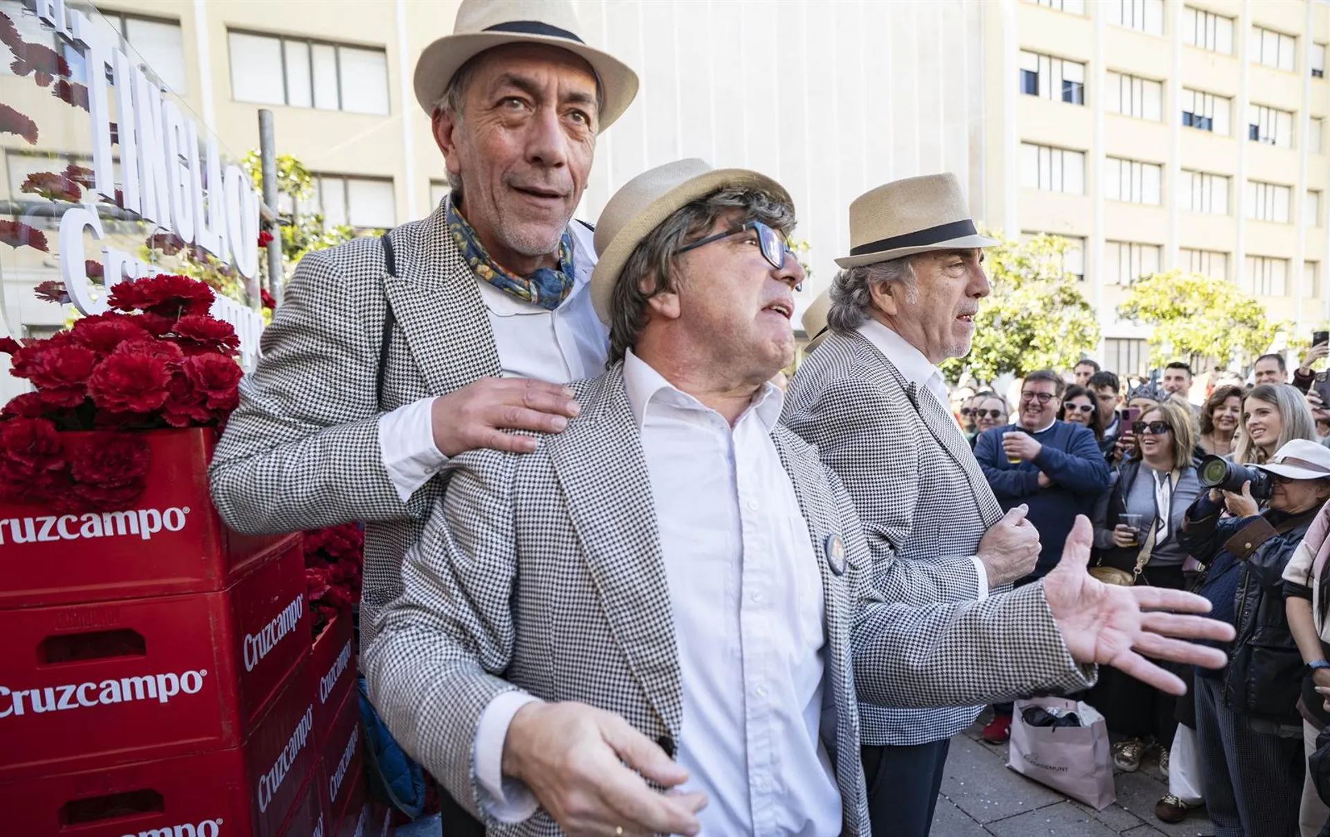 La chirigota del Selu, con el tipo de 'Los Enteraos' (2009) en uno de los tablaos itinerantes de Cruzcampo