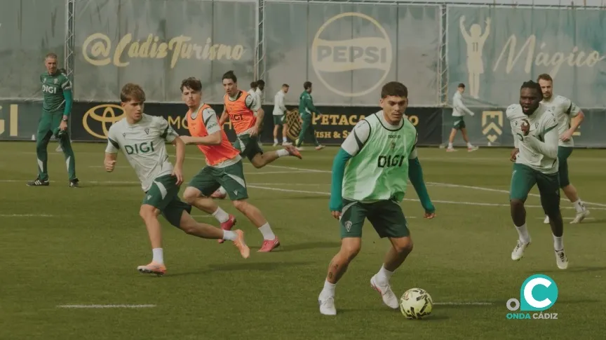 Los jugadores en una tarea del entrenamiento desarrollado en la Ciudad Deportiva Bahía de Cádiz (Foto: Cádiz CF)