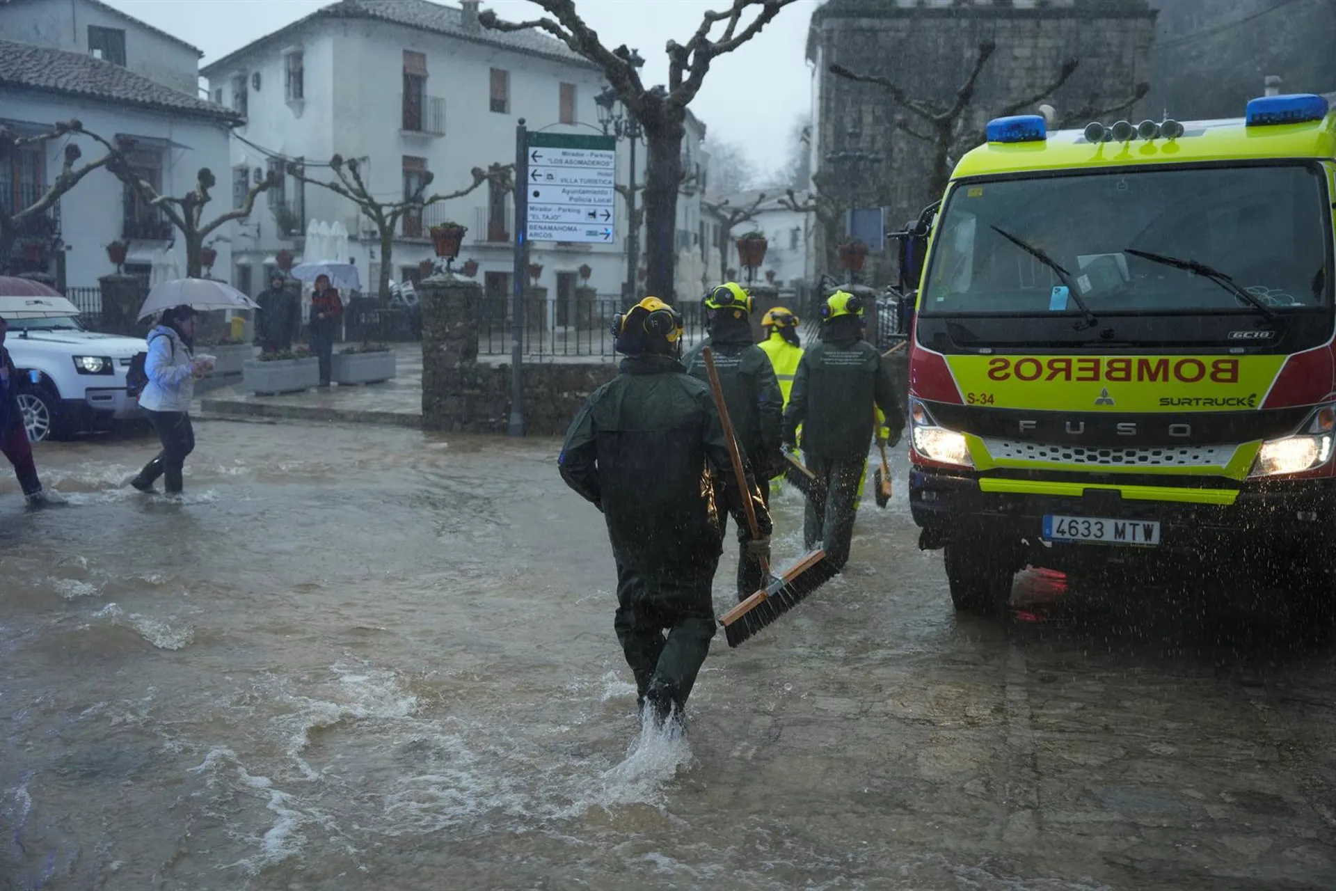 Miembros del cuerpo de bomberos trabajan en labores de achique de agua en localidades de la serranía
