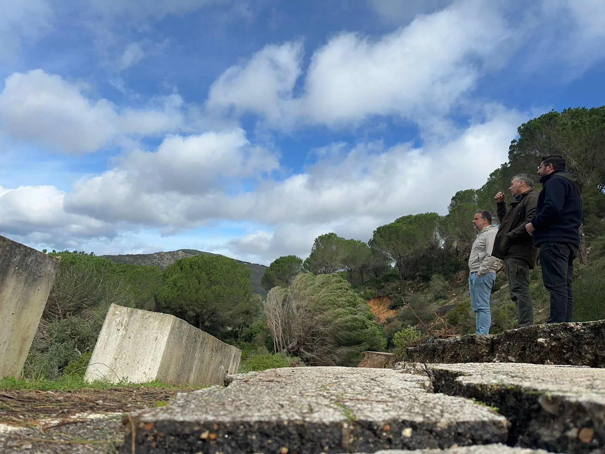 Rodríguez, Fran Gómez y Ramón Galán, en la visita a Jimena