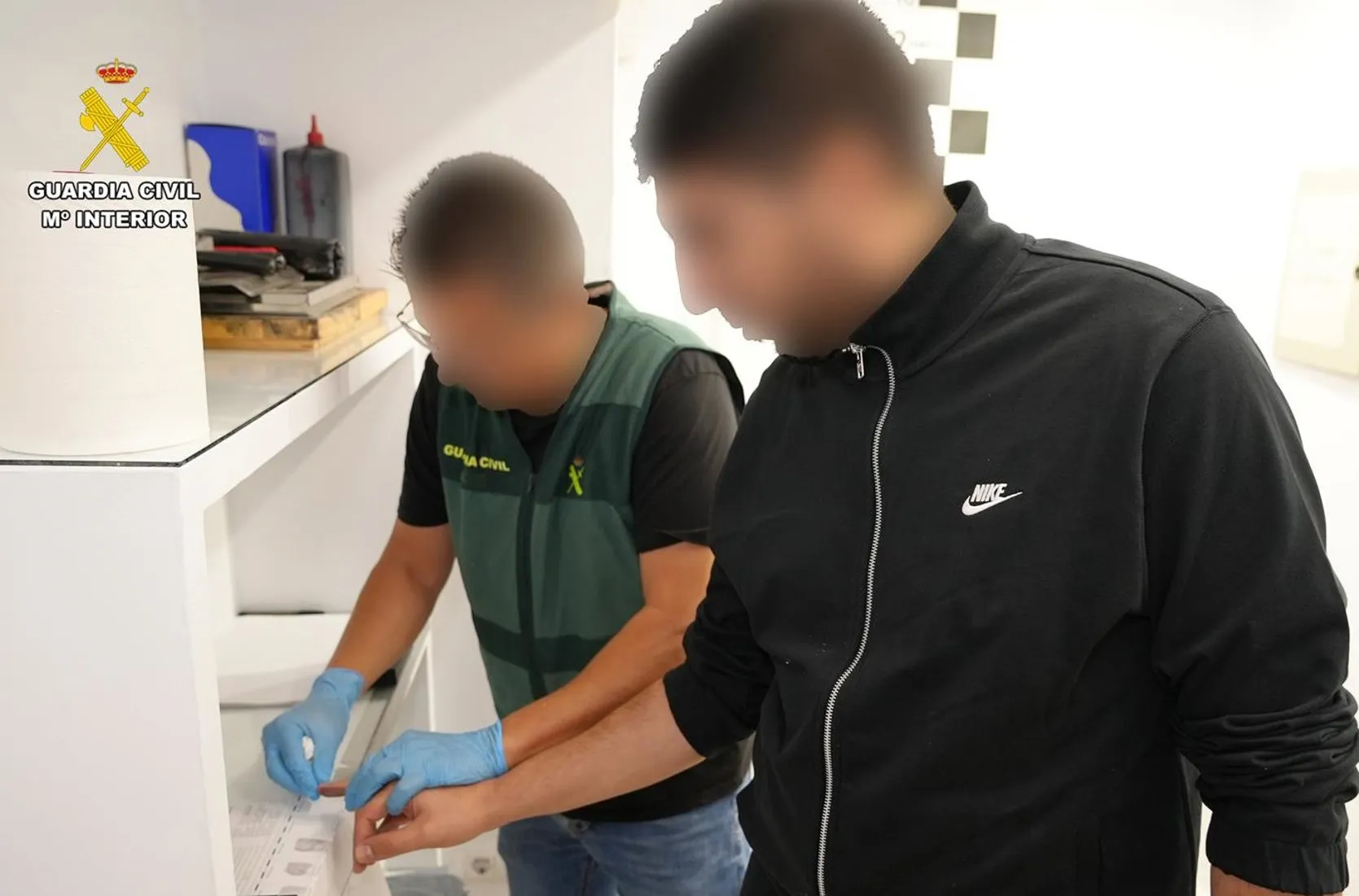 El detenido facilita sus huellas