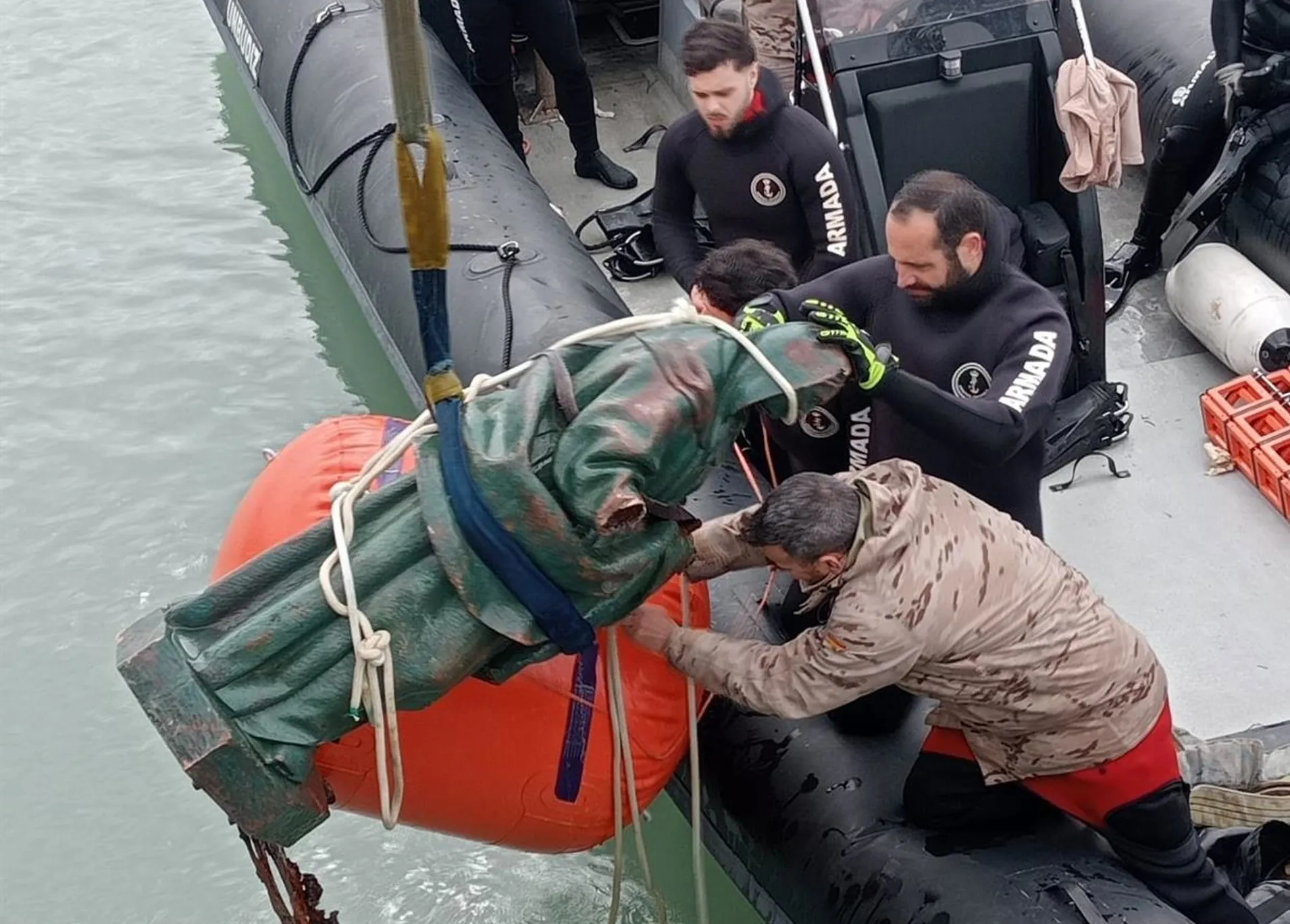 Momento de la izada a la superficie con un globo de reflotamiento