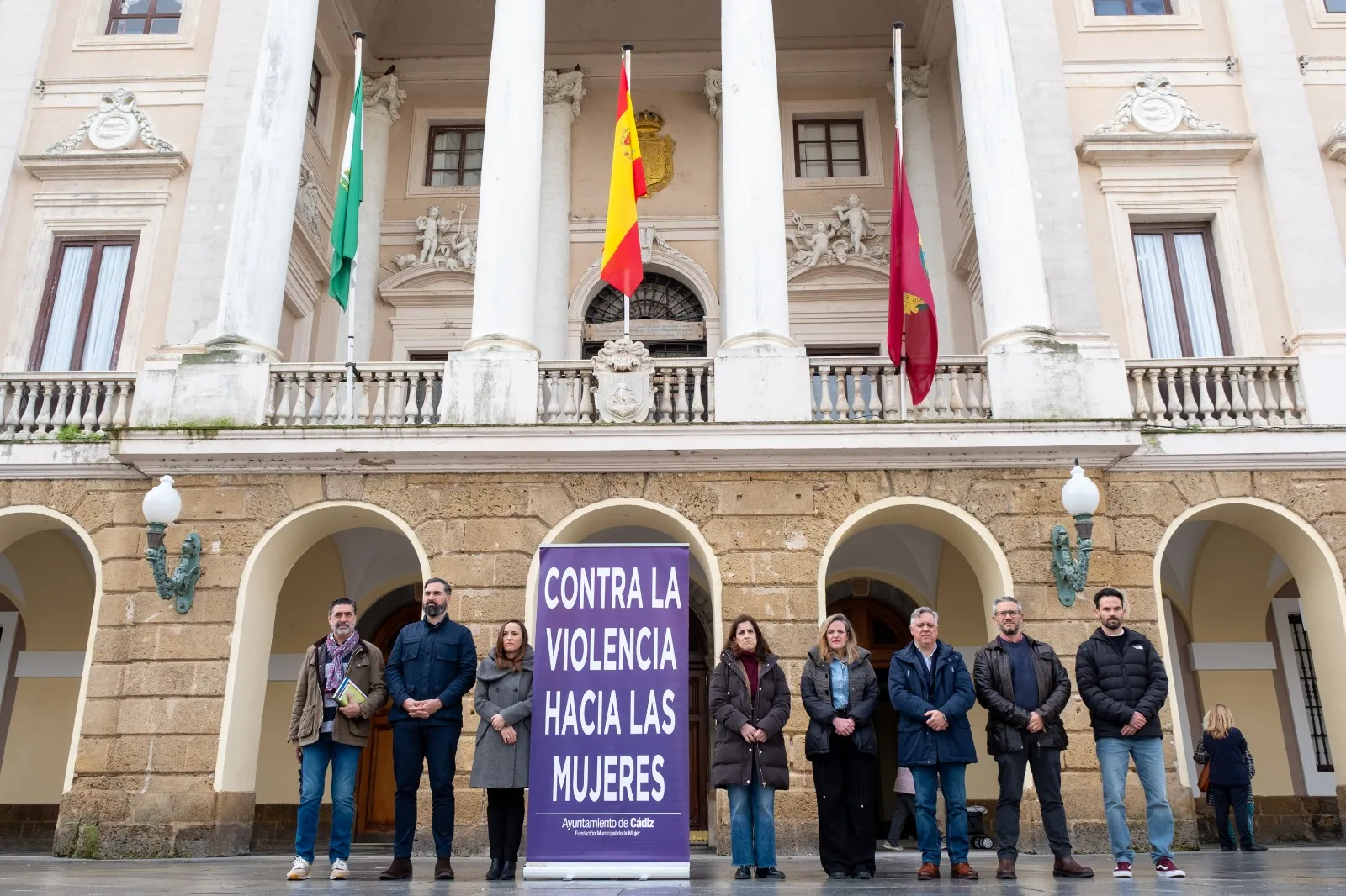 Concejales secundan el acto frente al Consistorio en la mañana de este martes