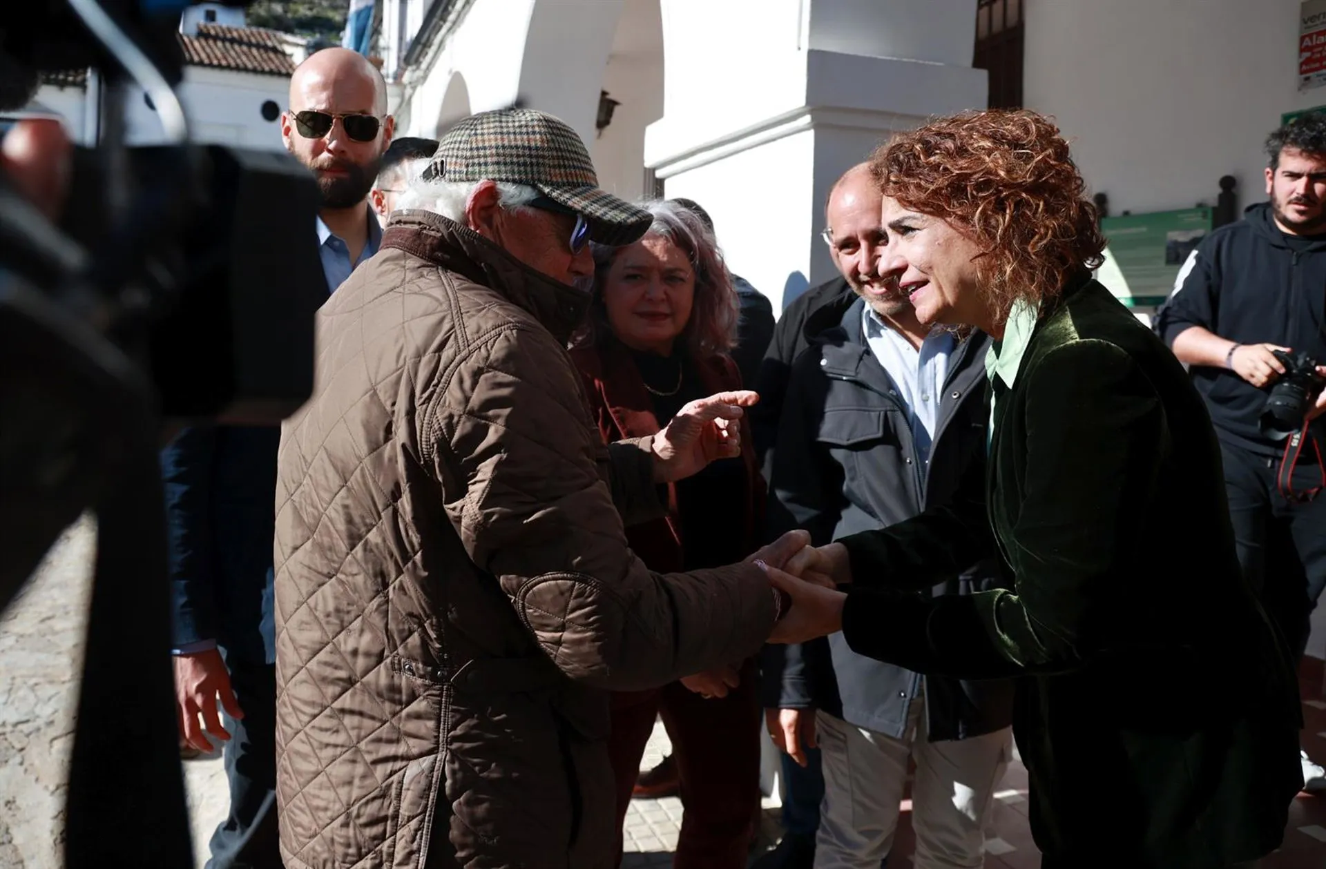La ministra de Hacienda saluda a los vecinos de la localidad serrana a su llegada al Ayuntamiento.