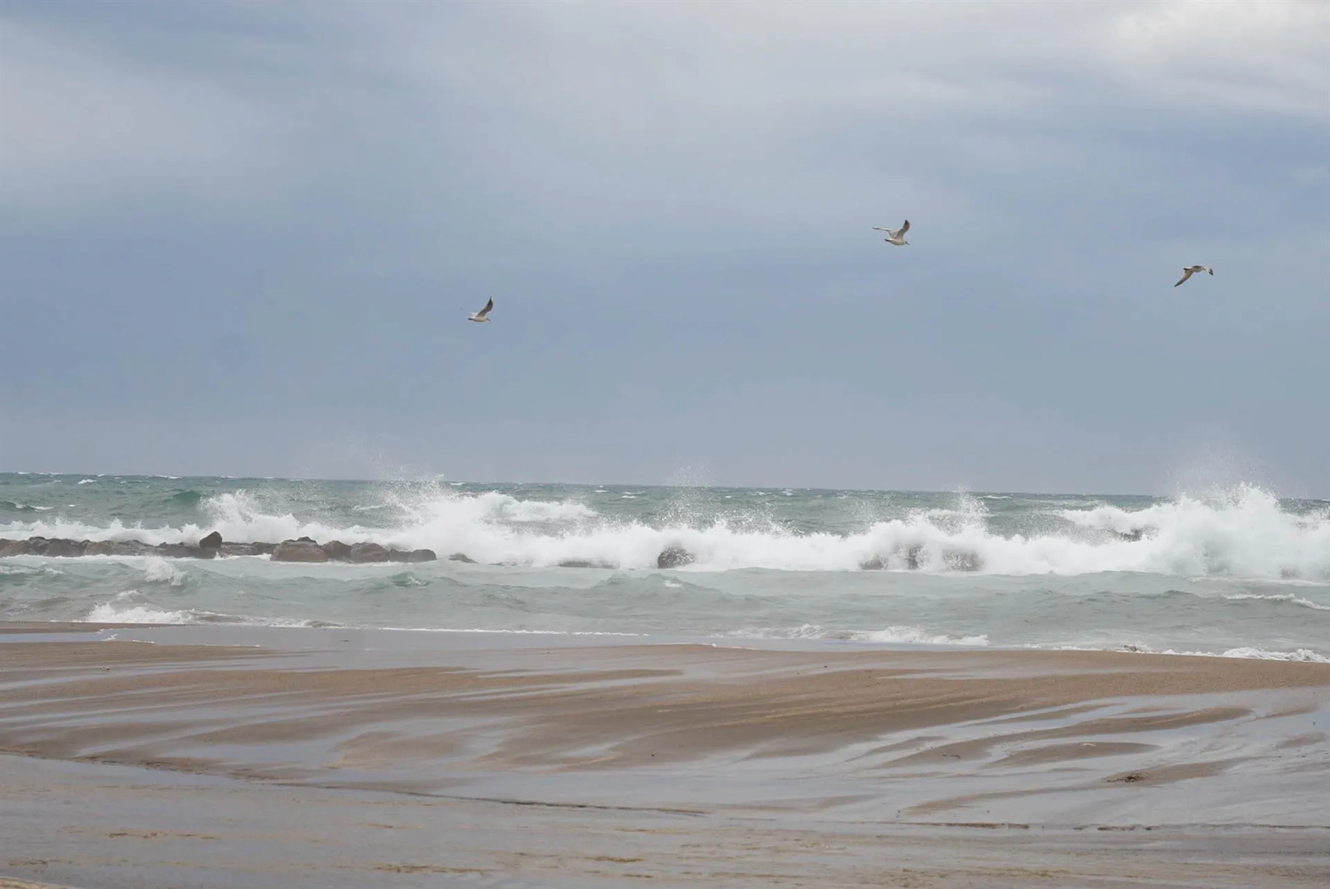Fuerte oleaje y viento debido al paso del frente que traerá más inestabilidad