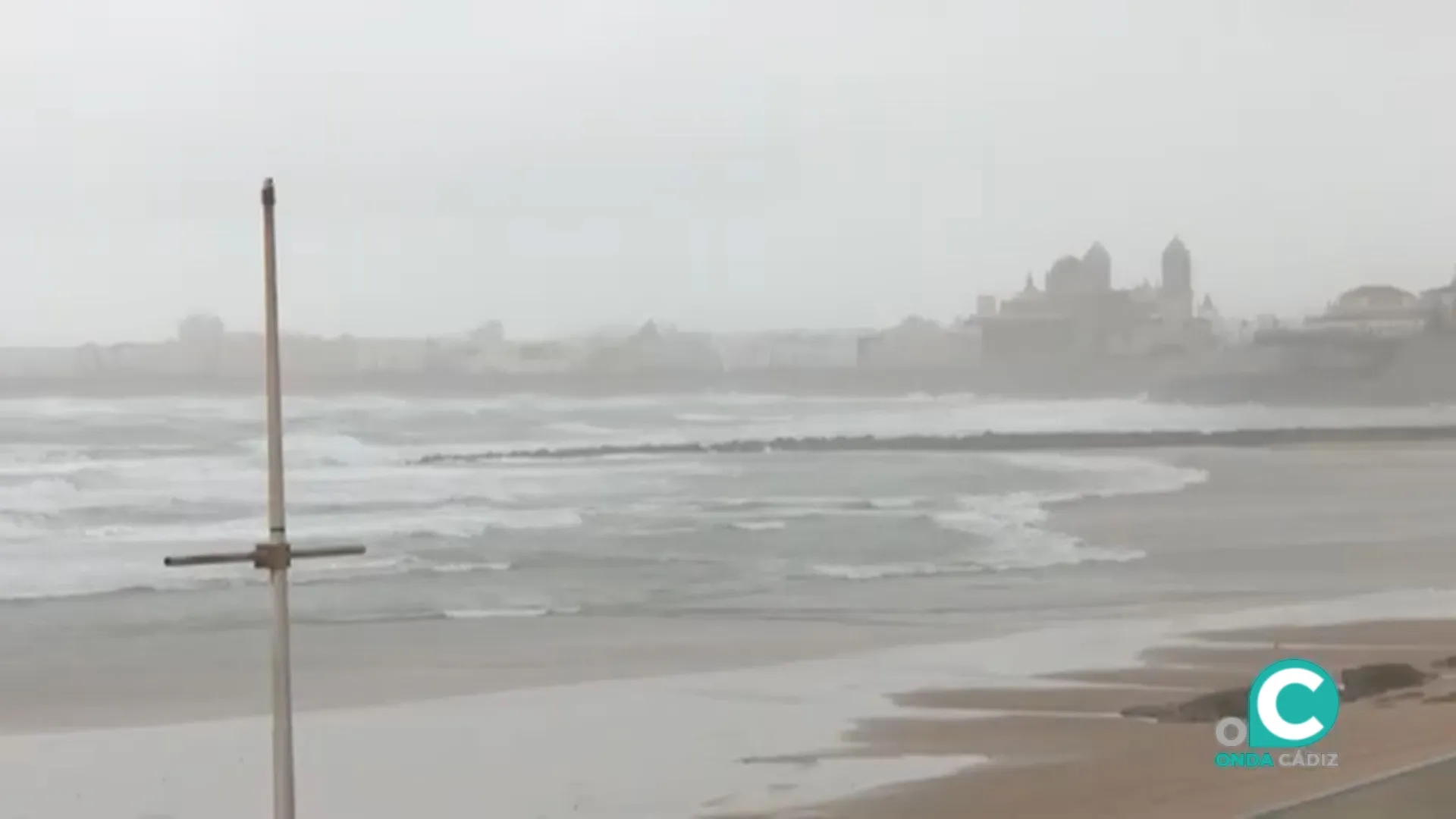 Imagen del temporal en Cádiz en una imagen reciente. 