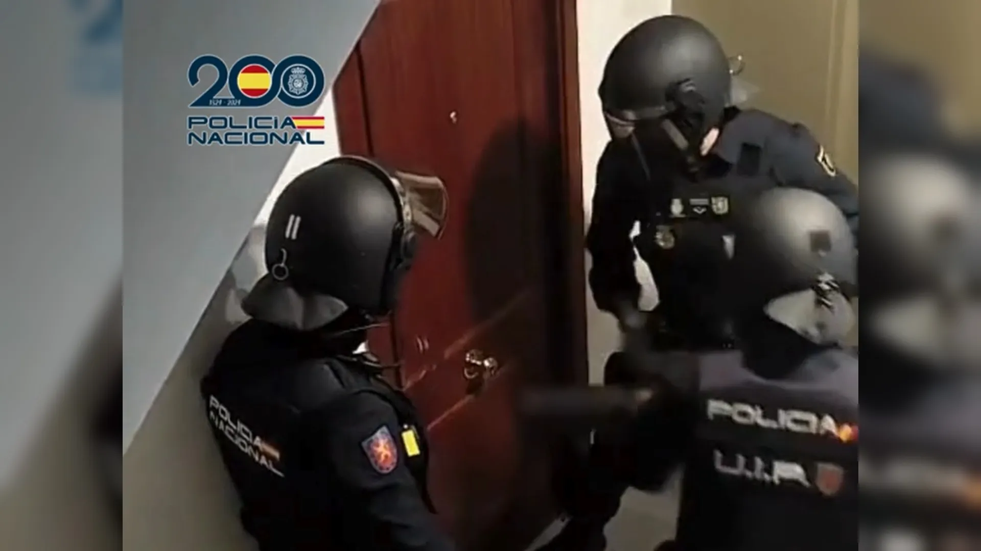 Agentes de la Policía Nacional antes de realizar los registros domiciliarios. 