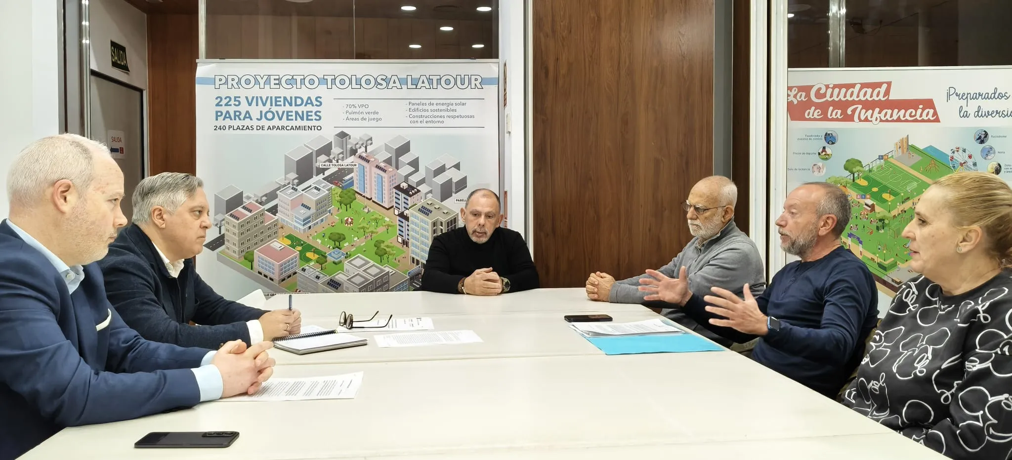 Un momento de la toma de contacto de los ediles socialistas con el comité de empresa