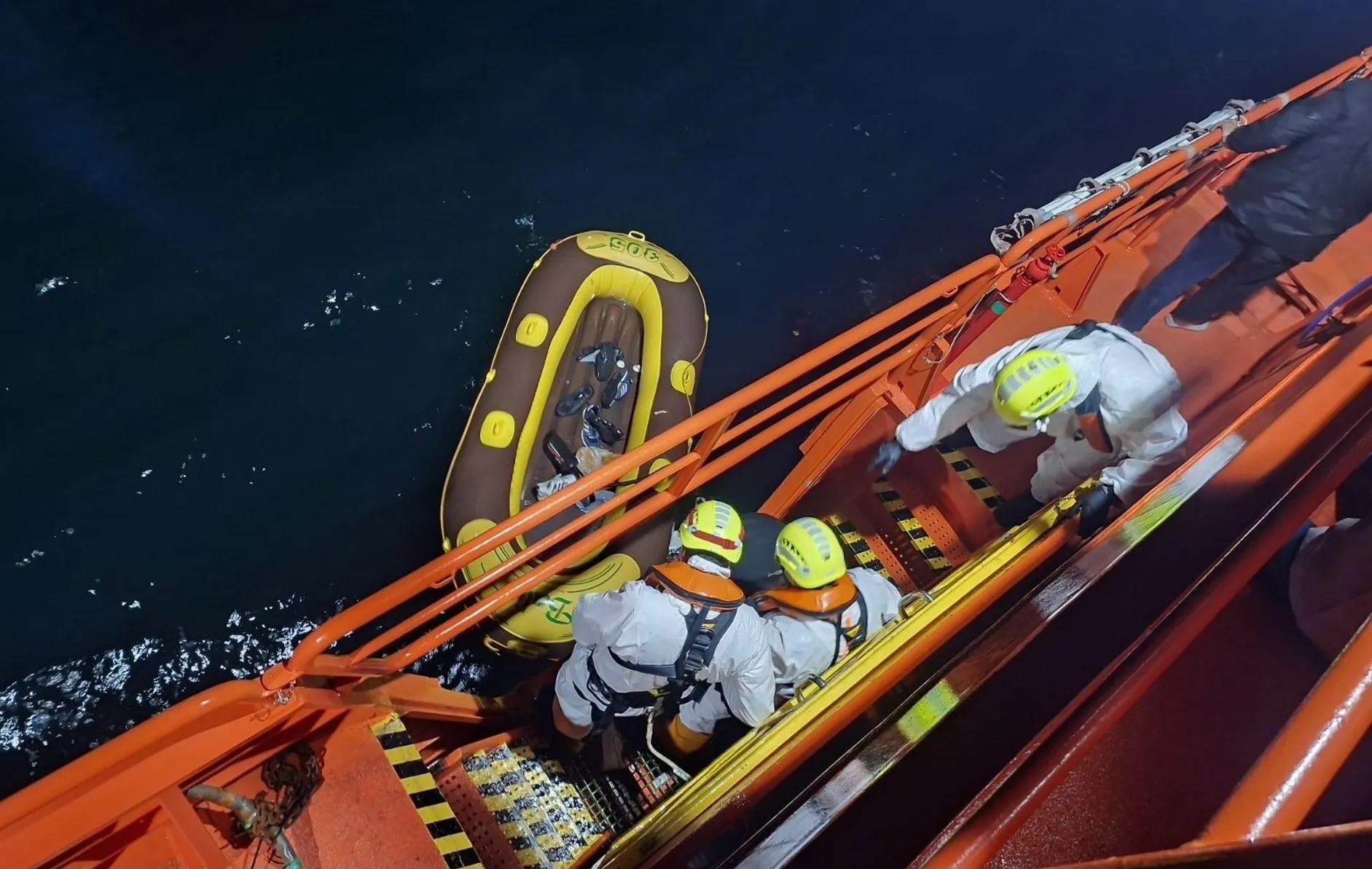 Momento del salvamento en aguias gaditanas