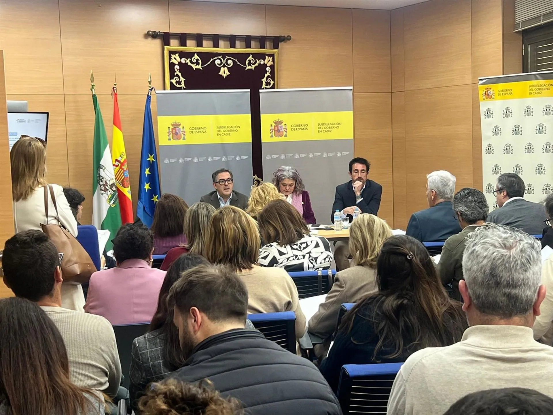 Imagen del encuentro de este viernes en la Subdelegación del Gobierno