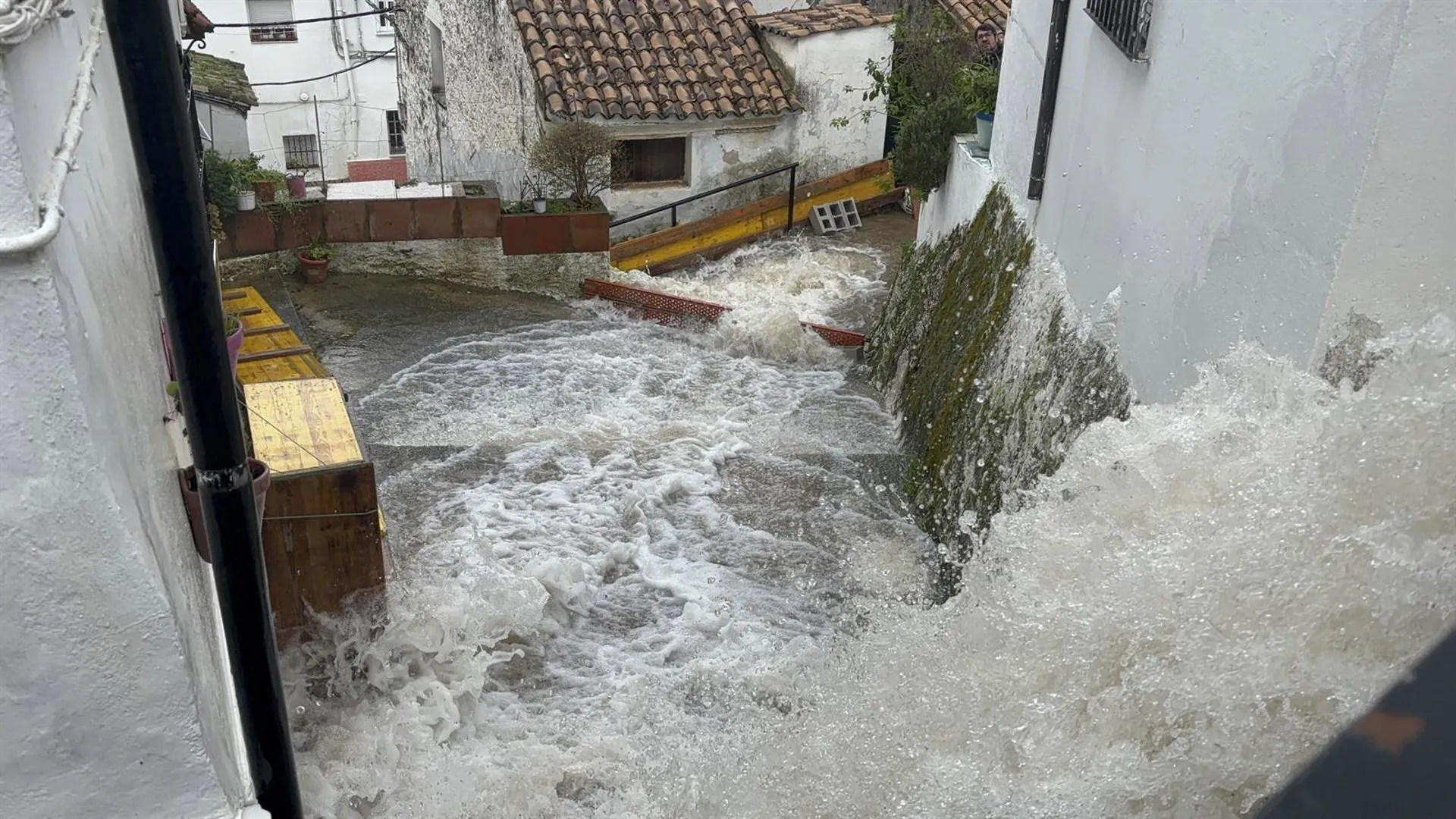 Imagen del agua corriendo por las calles de Ubrique 