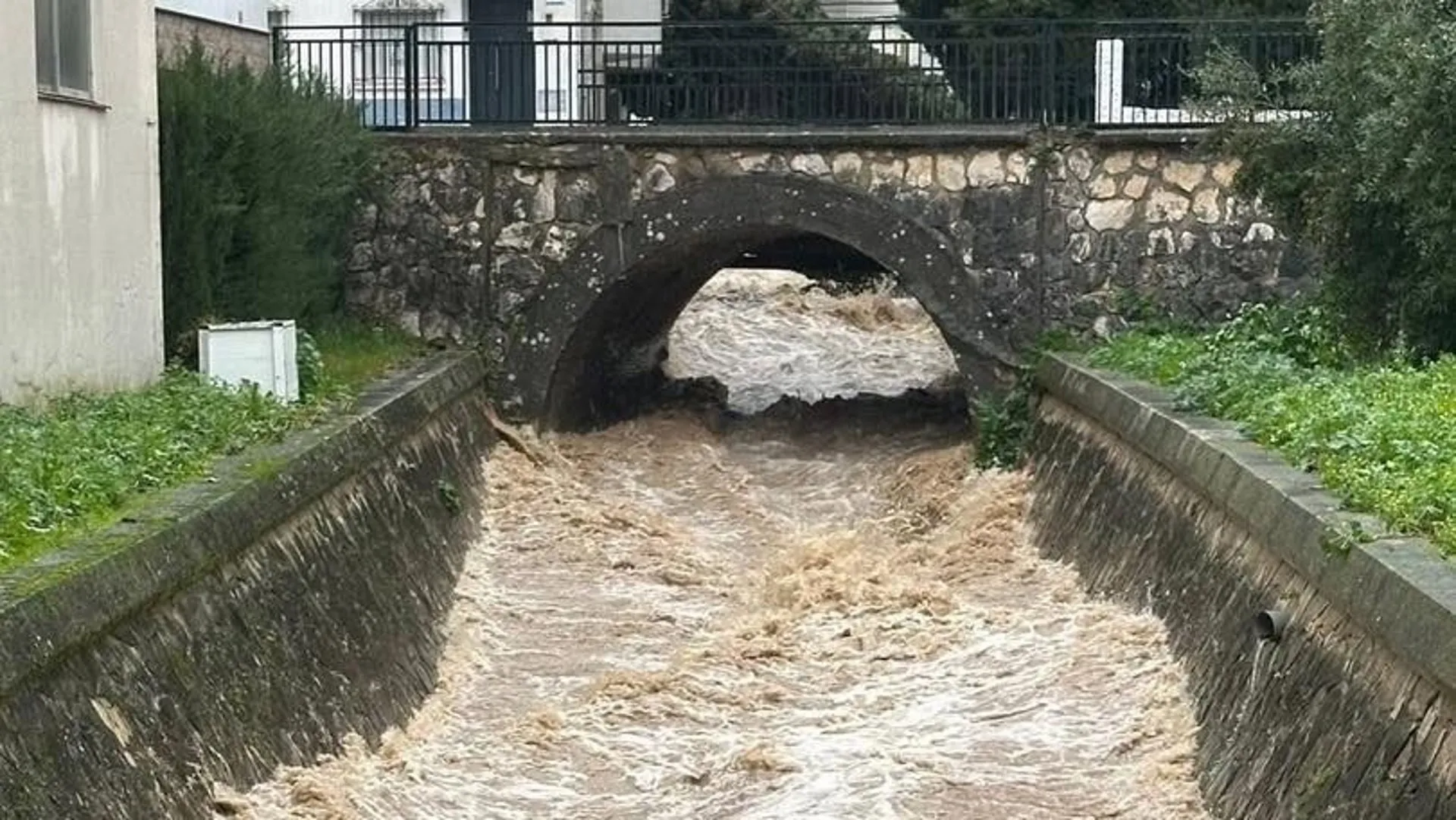 Paso del río Ubrique por esta misma localidad de la sierra de Cádiz