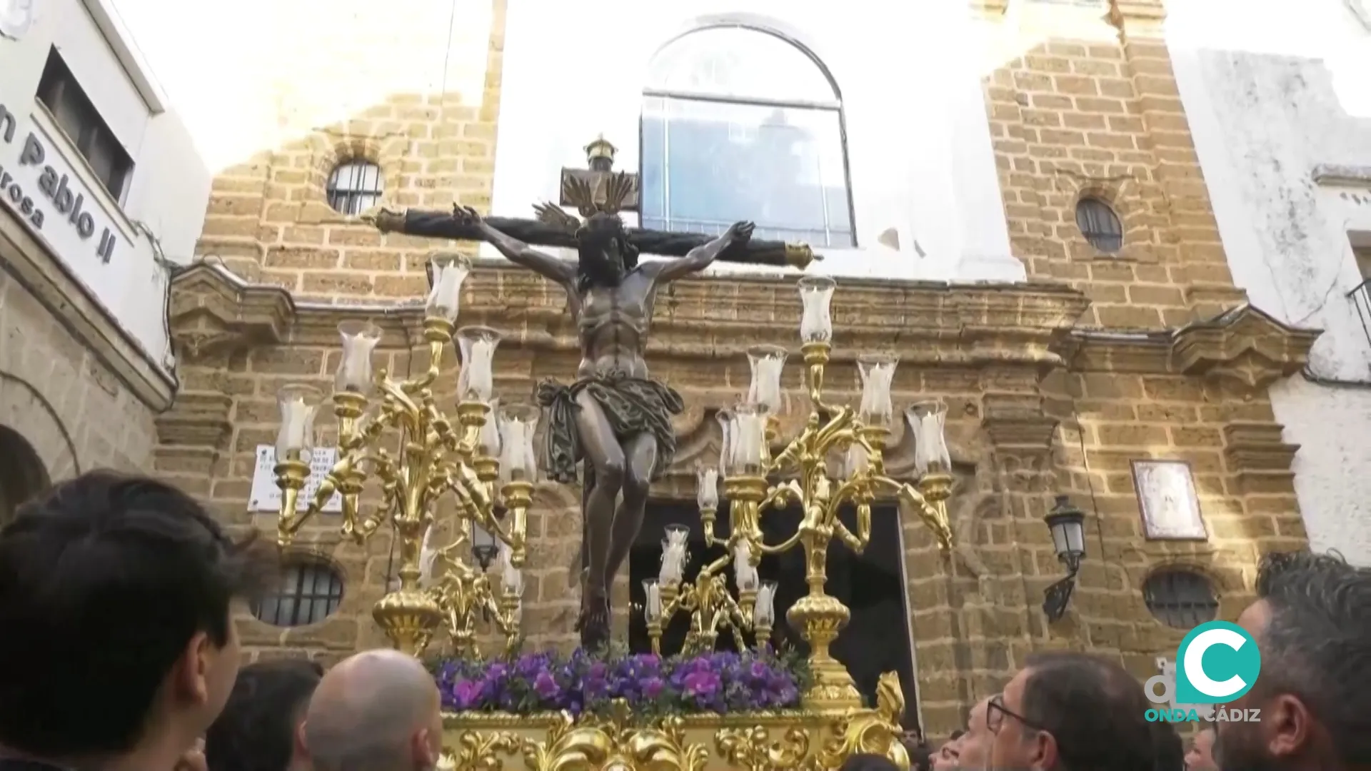 El Santísimo Cristo de la Misericordia por las calles de Cádiz presidiendo el vía crucis.