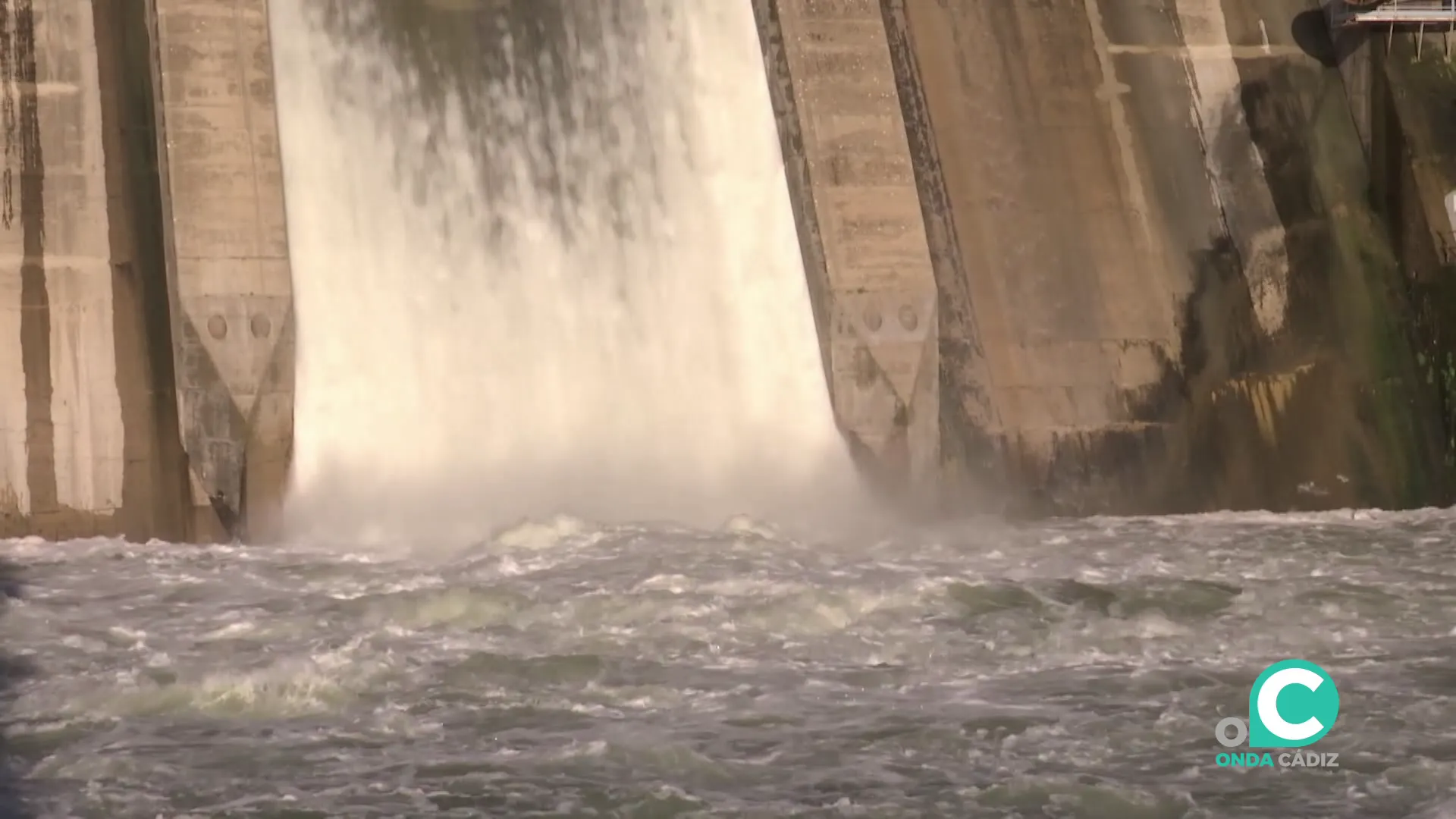 El alivio de agua  en las presas gaditanas sigue siendo constante ante las nuevos chubascos anunciados