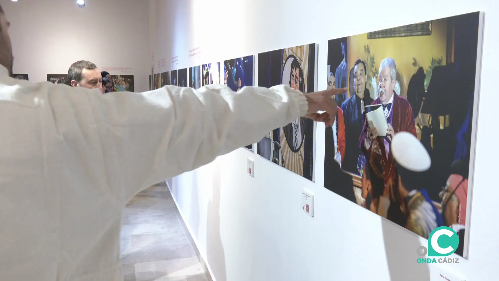 Invitados recorren las salas en el acto de apertura de la muestra