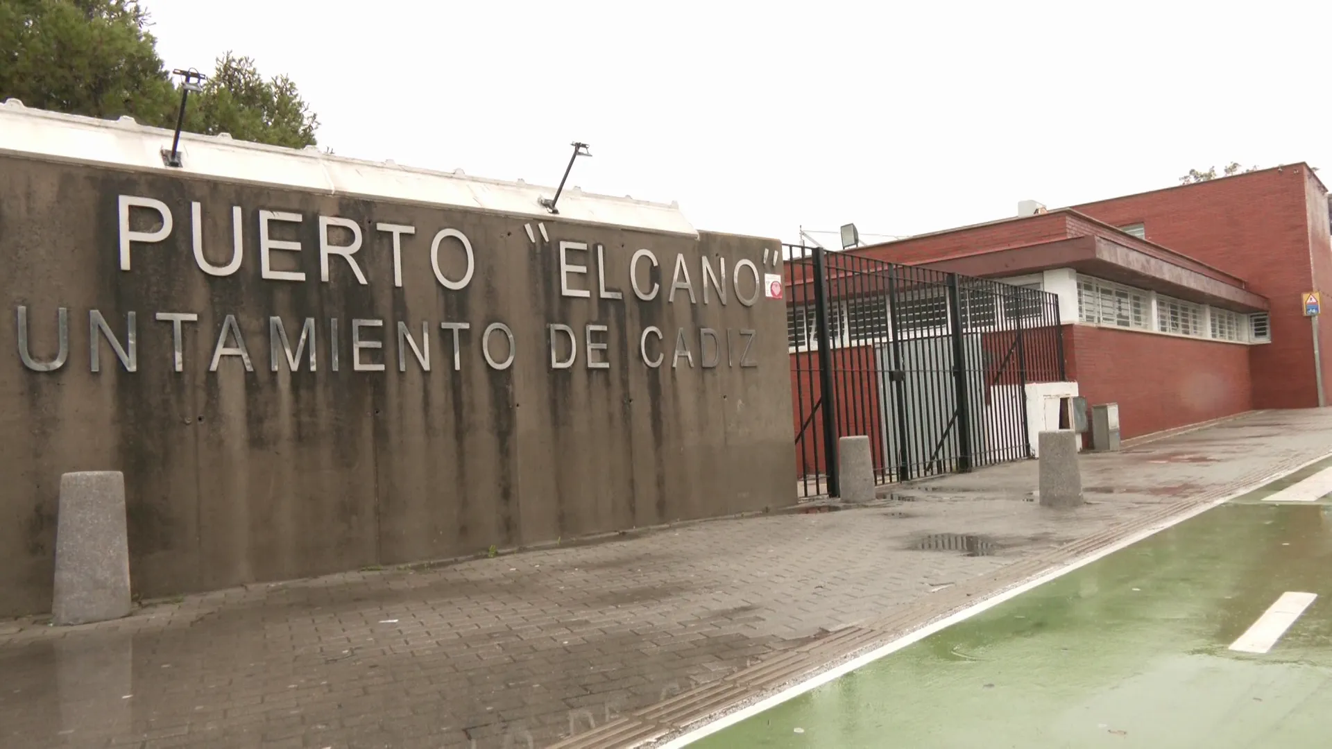 Entrada en las instalaciones deportivas de Elcano cerradas este jueves