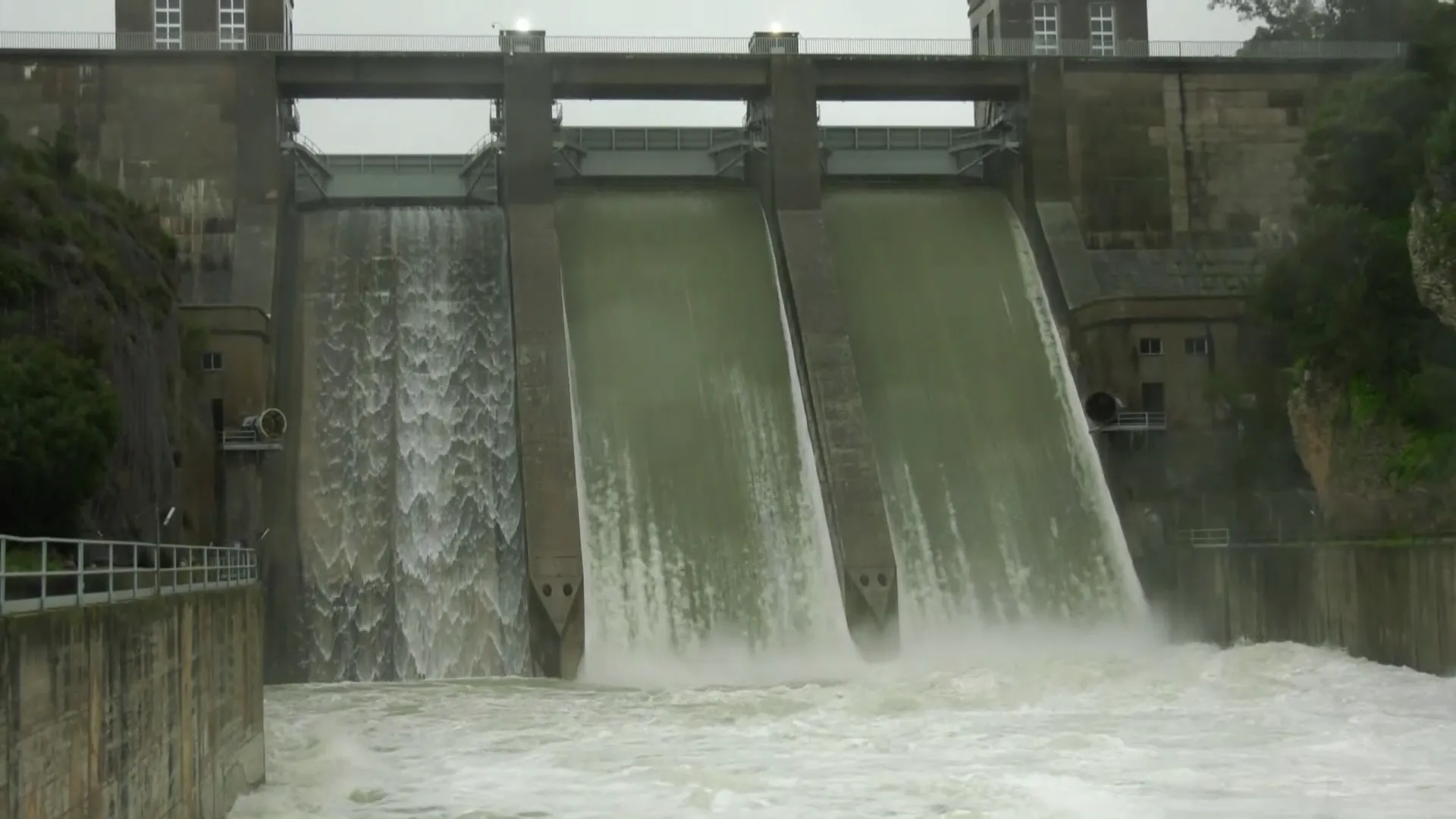 El agua prosigue aliviándose de los pantanos de la provincia