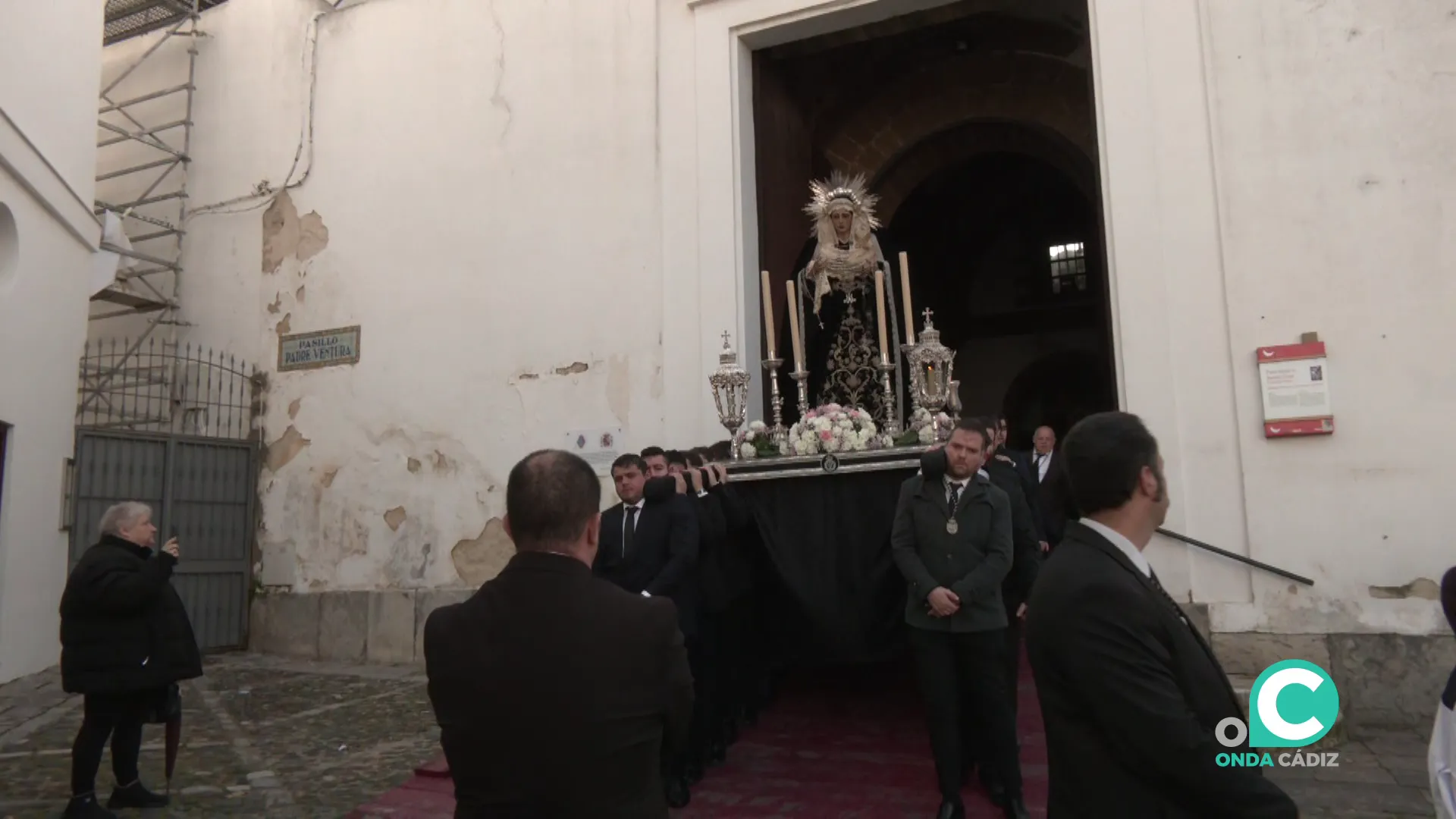  Nuestra Señora de la Soledad  en el momento de la salida por la puerta del templo el pasado jueves