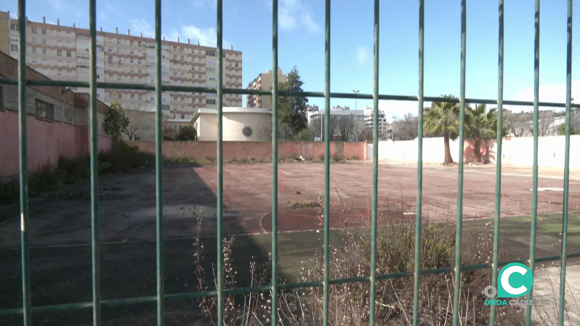 Imagen de la antigua pista deportiva junto a la iglesia San Vicente de Paul