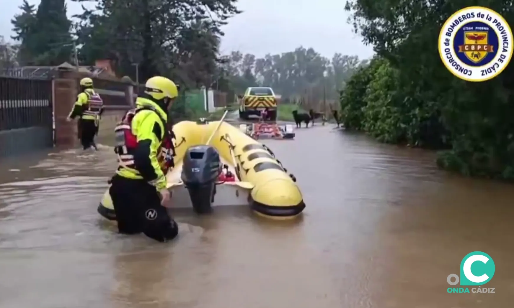 Bomberos actuando en una de las zonas afectadas de la provincia 