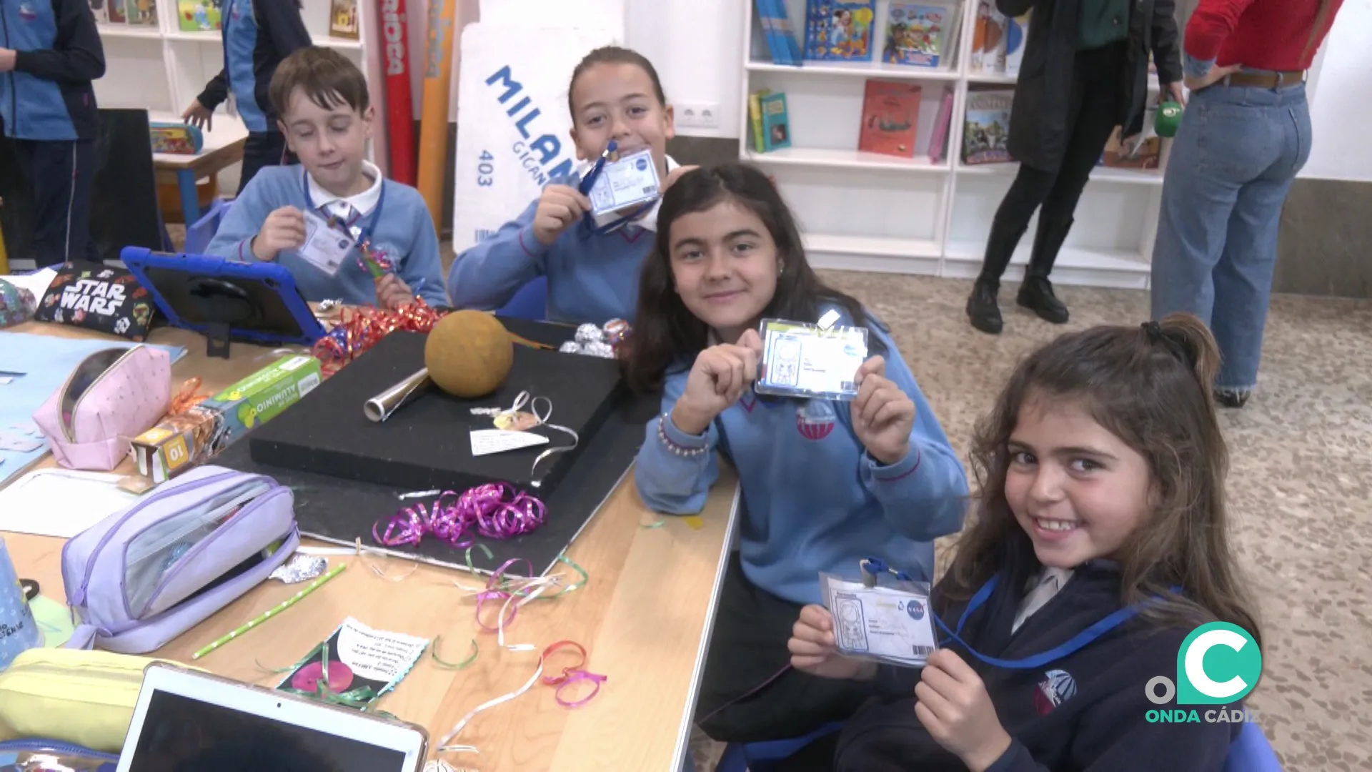 Alumnos del centro gaditano con sus credenciales para el acontecimiento