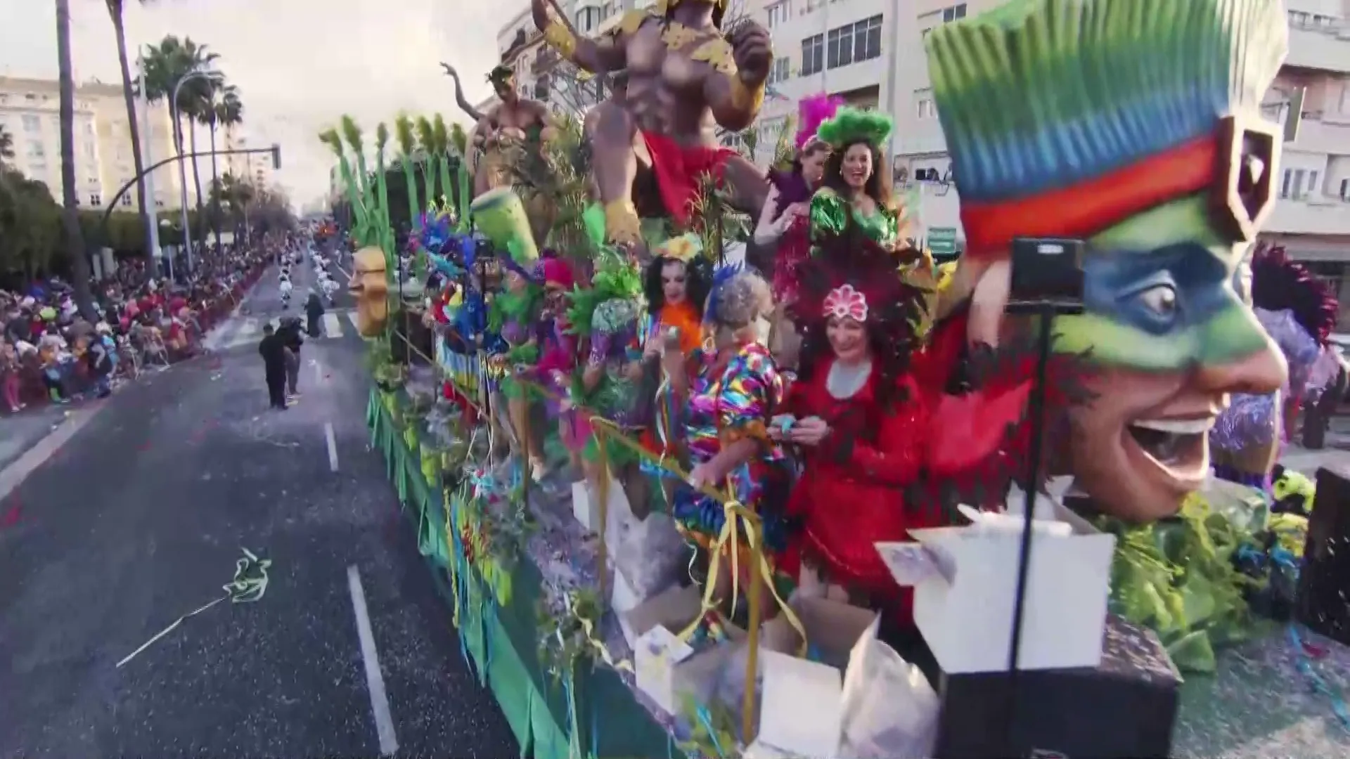 Carroza durante el desfile festivo en 2025 por la avenida principal de la capital gaditana