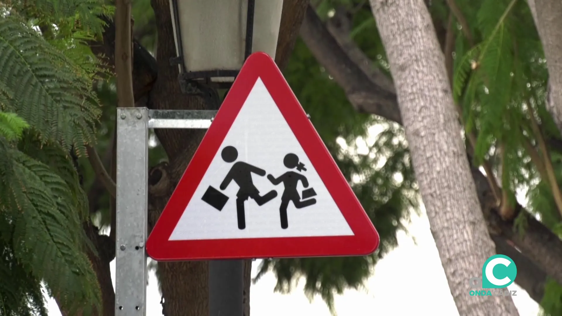 Señal de tráfico de aviso de zona escolar en la capital gaditana