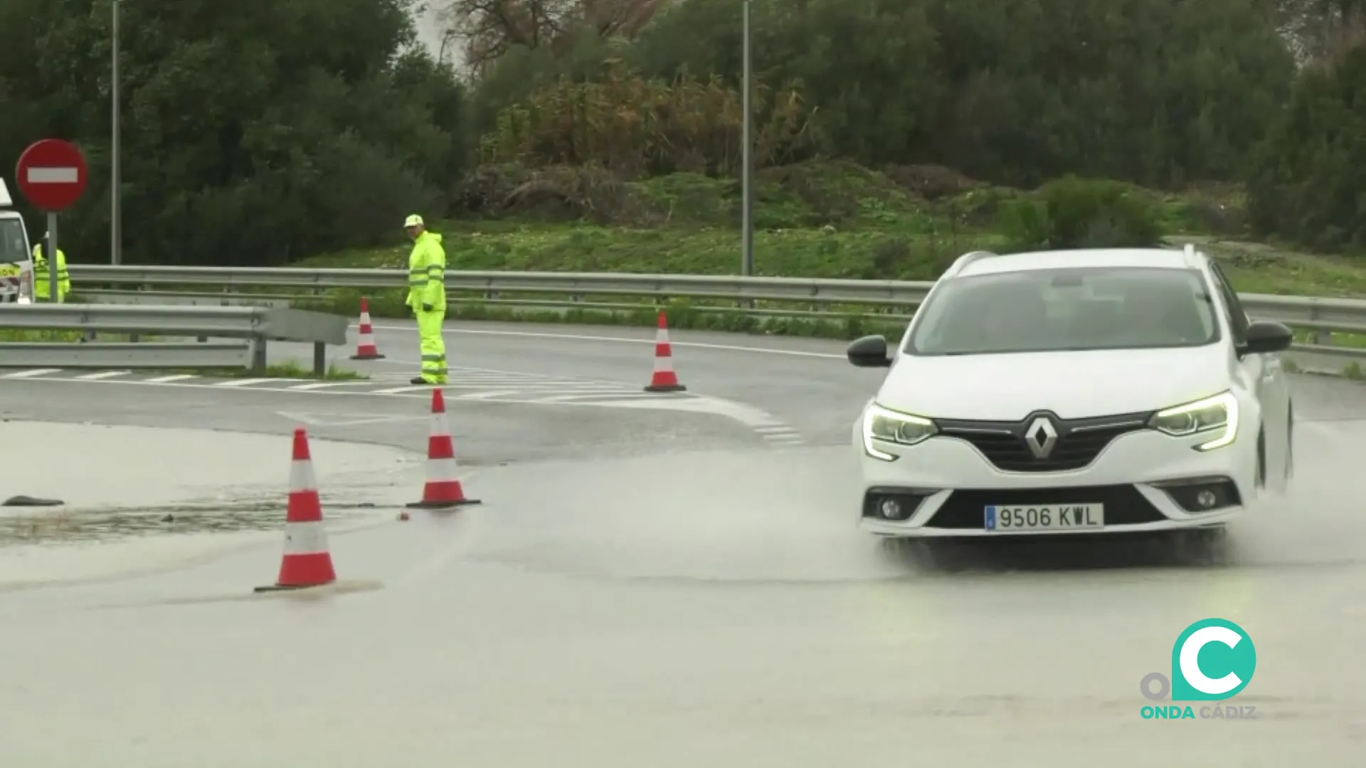 Operario en una de las carreteras afectadas por el mal tiempo