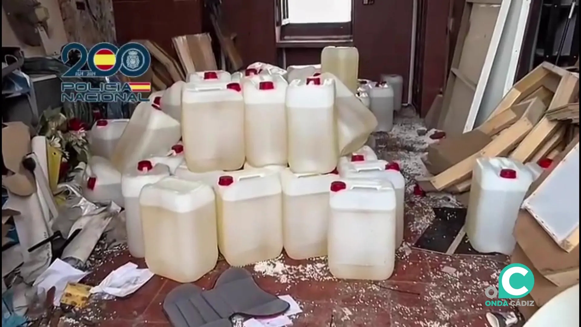 Garrafas de gasolinas para el narcotráfico intervenidas en la capital gaditana en una imagen de archivo 