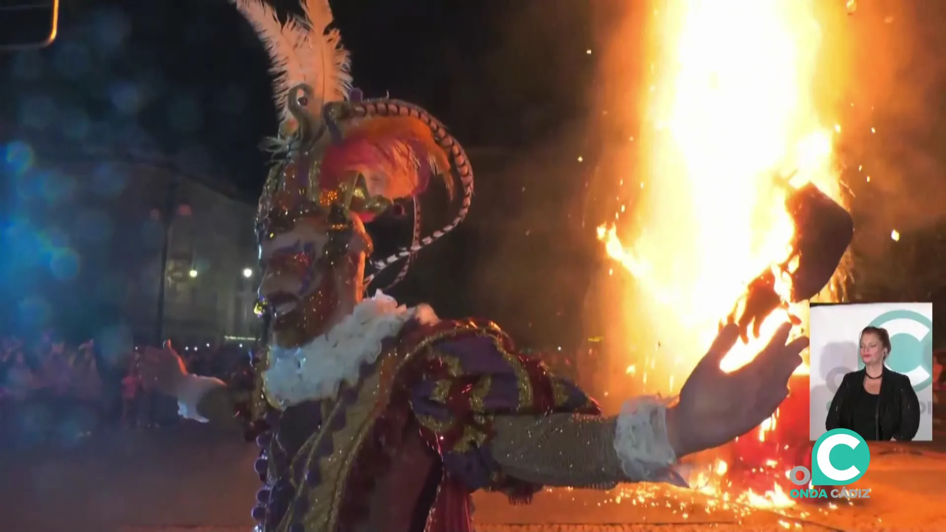 El pregonero en el momento que el fuego consume al Momo