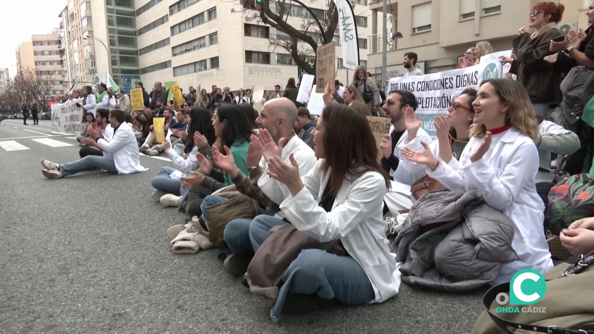 La avenida cortada durante la movilización