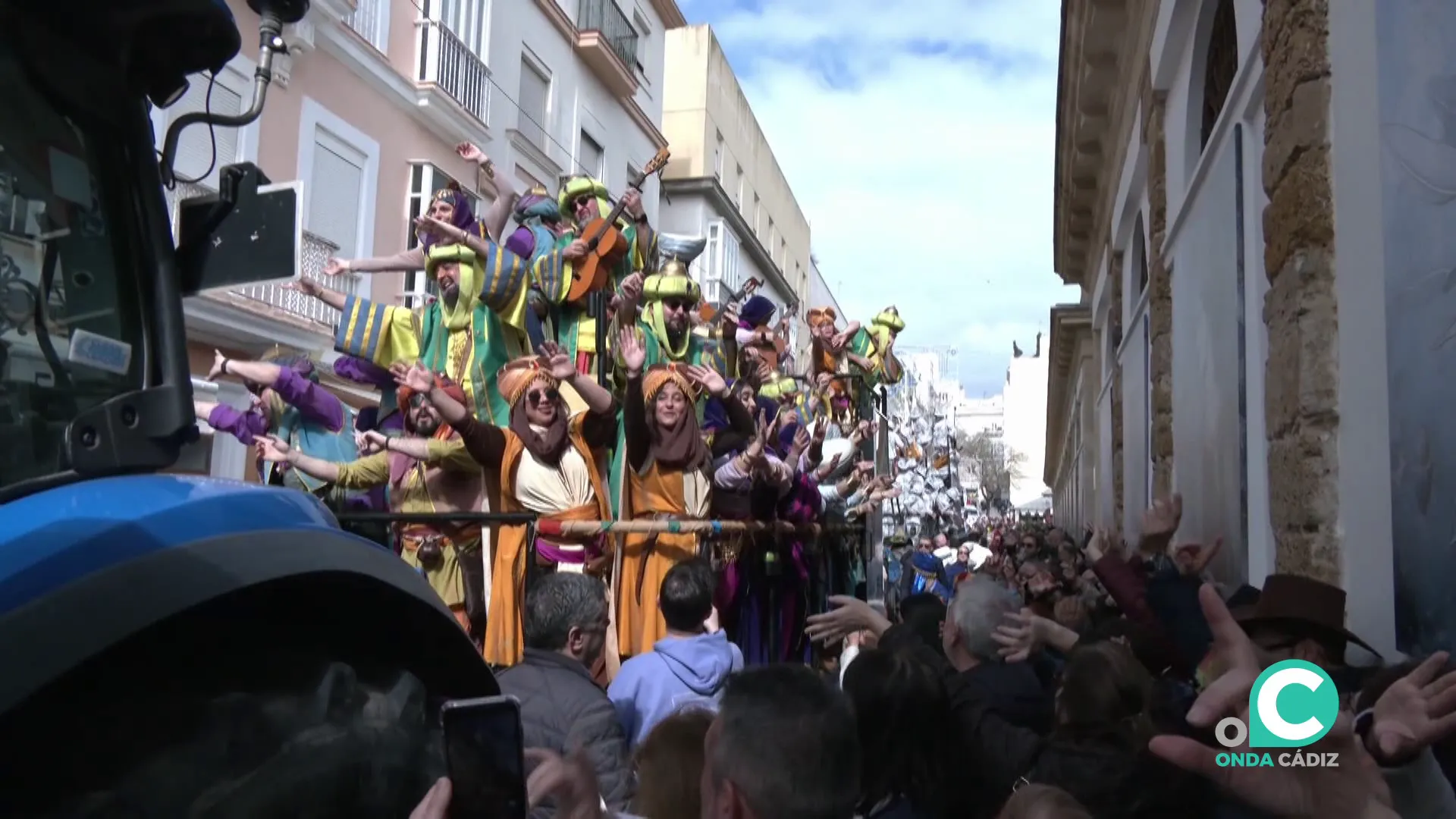 Actuación de un coro en la calle durante la fiesta
